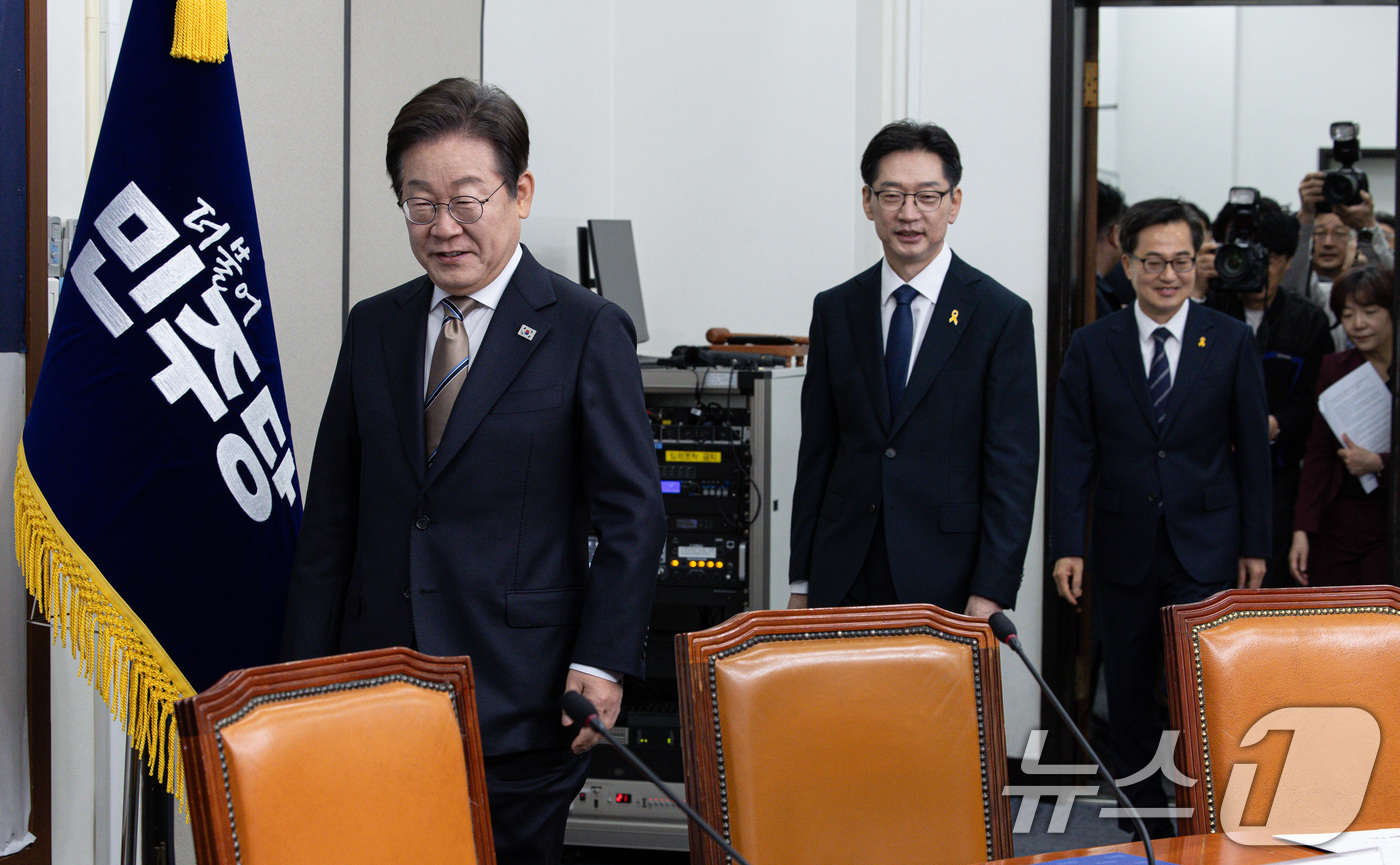 (서울=뉴스1) 이재명 기자 = 이재명, 김경수, 김동연 더불어민주당 대선 경선 후보가 16일 서울 여의도 국회에서 열린 공명선거 실천 협약식에 참석하고 있다. 2025.4.16/ …