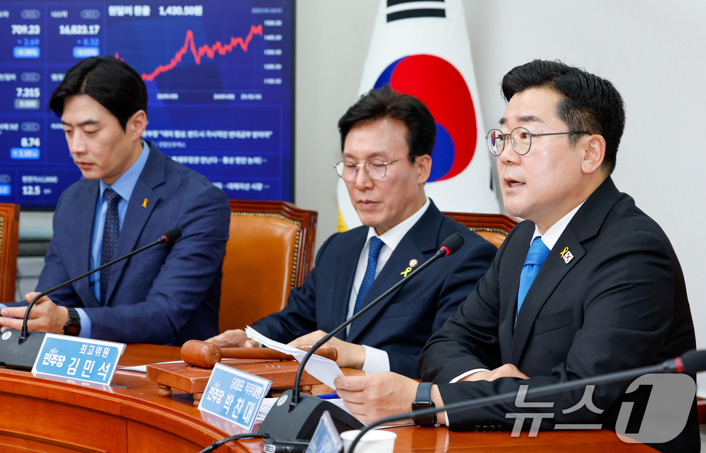 (서울=뉴스1) 안은나 기자 = 박찬대 더불어민주당 대표 직무대행 겸 원내대표가 16일 서울 여의도 국회에서 열린 최고위원회의에 참석해 모두 발언하고 있다. 2025.4.16/뉴스 …