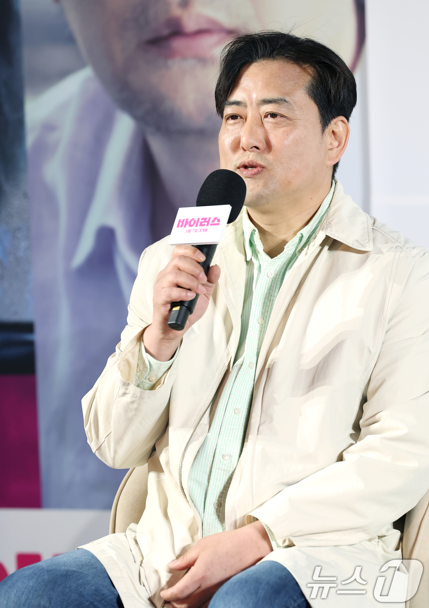 (서울=뉴스1) 권현진 기자 = 강이관 감독이 16일 오전 서울 강남구 삼성동 메가박스 코엑스점에서 열린 영화 '바이러스' 제작보고회에 참석해 인사말을 하고 있다.'바이러스'는 이 …