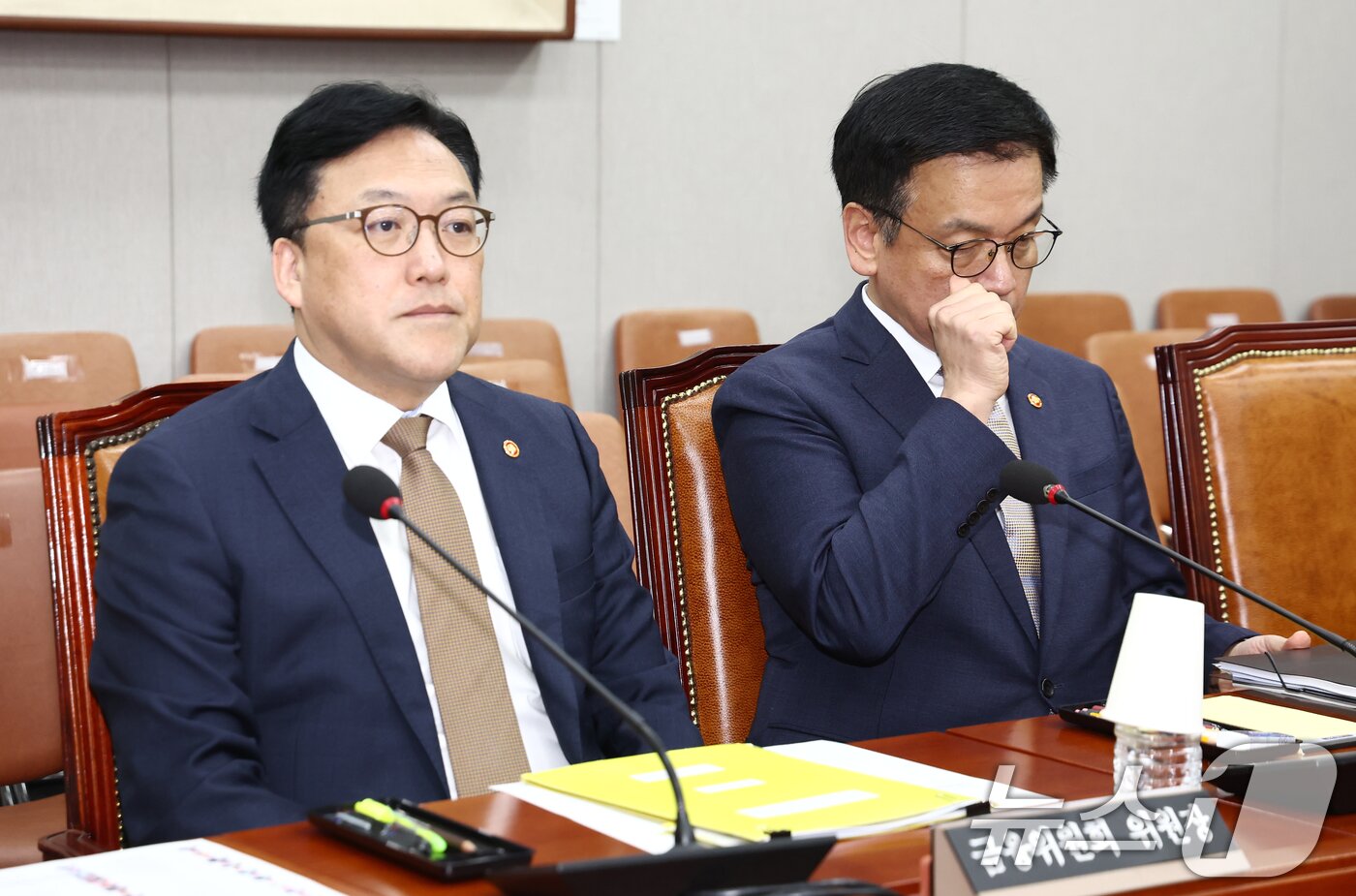 본문 이미지 - 최상목 경제부총리 겸 기획재정부 장관과 김병환 금융위원장이 16일 오전 서울 여의도 국회에서 열린 법제사법위원회 최 부총리 탄핵소추사건 조사 청문회에 출석해 자리하고 있다. 2025.4.16/뉴스1 ⓒ News1 김민지 기자