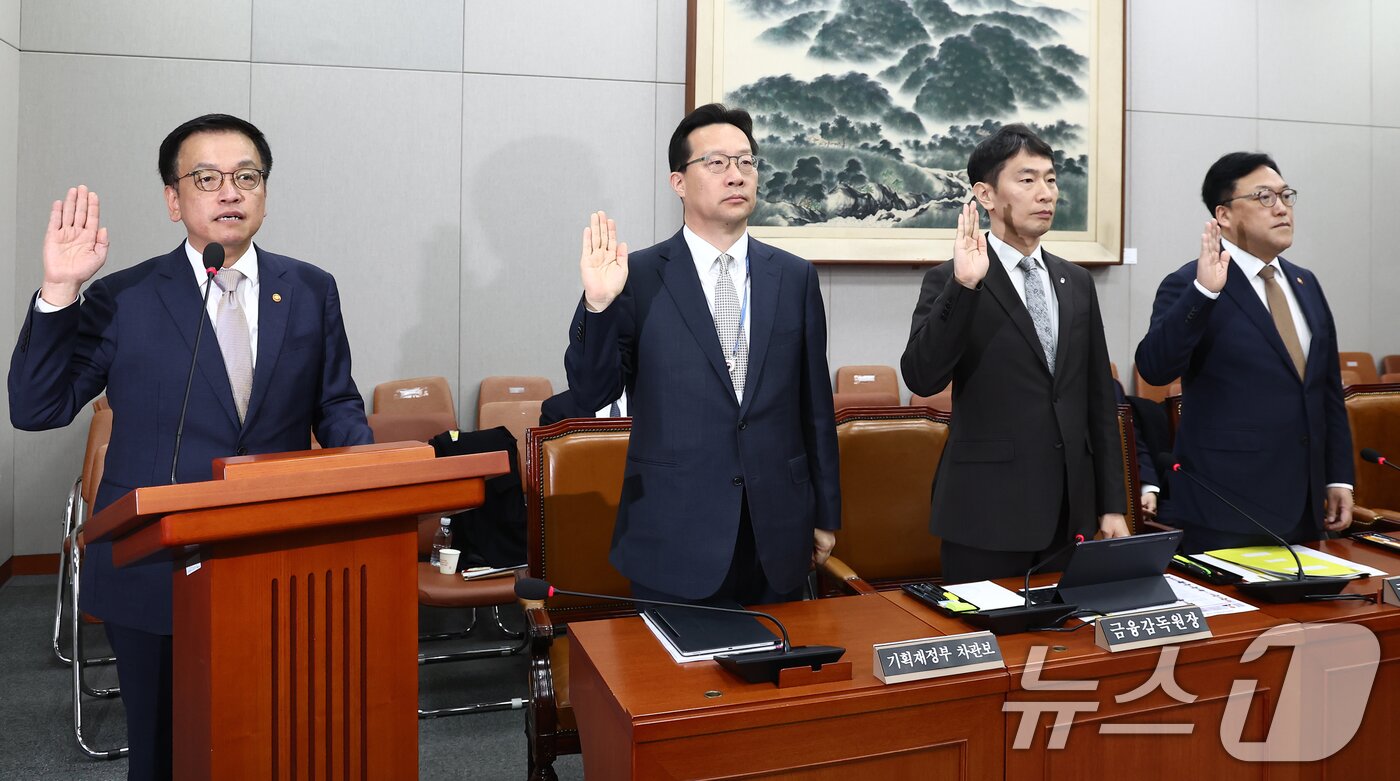 본문 이미지 - 최상목 경제부총리 겸 기획재정부 장관이 16일 오전 서울 여의도 국회에서 열린 법제사법위원회 최 부총리 탄핵소추사건 조사 청문회에 출석해 증인 선서를 하고 있다. 왼쪽부터 최 부총리, 윤인보 기재부 차관보, 이복현 금융감독원장, 김병환 금융위원장. 2025.4.16/뉴스1 ⓒ News1 김민지 기자