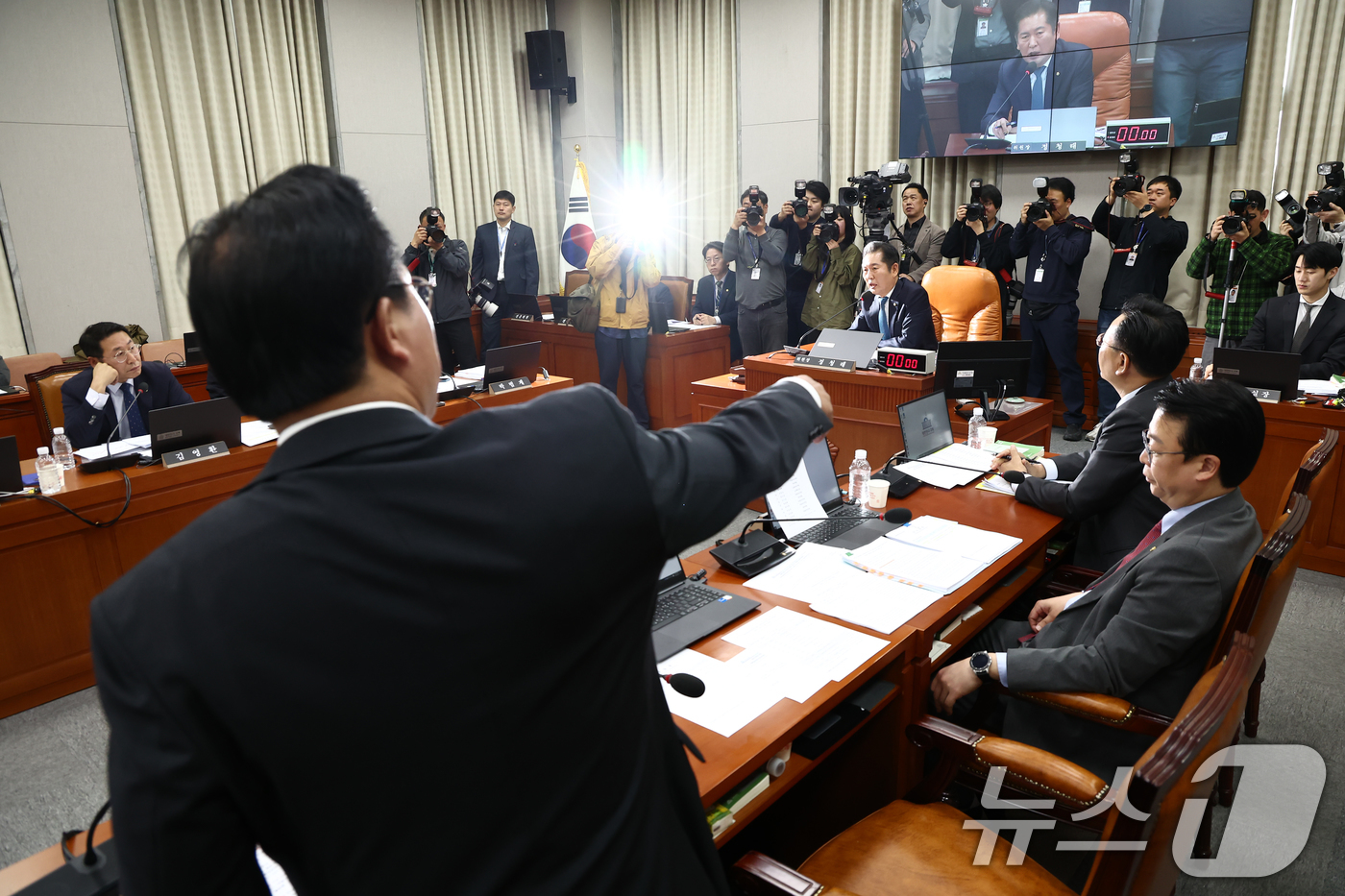 (서울=뉴스1) 김민지 기자 = 정청래 법제사법위원장이 16일 오전 서울 여의도 국회에서 열린 법제사법위원회 최 상목 경제부총리 겸 기획재정부 장관 탄핵소추사건 조사 청문회에서 송 …