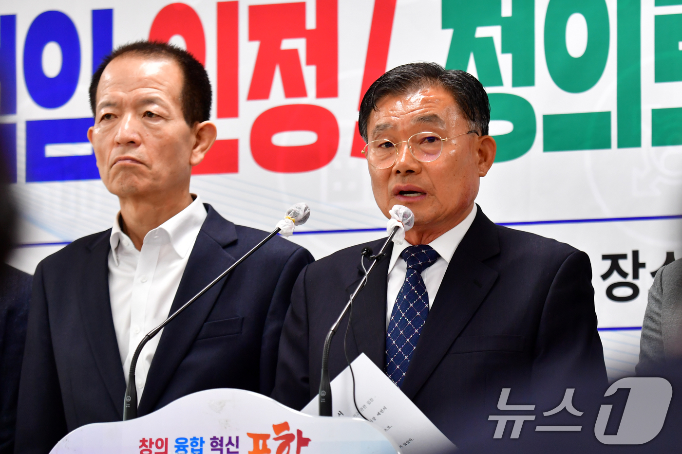 (포항=뉴스1) 최창호 기자 = 강창호 포항11.15촉발지진 범시민대책위원회장이 16일 포항시청 브리핑룸에서 기자회견을 갖고 재판부의 정의로운 판단을 요구하고 있다. 강 위원장은 …