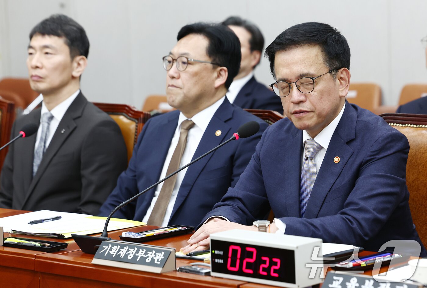 본문 이미지 - 최상목 경제부총리 겸 기획재정부 장관이 16일 오전 서울 여의도 국회에서 열린 법제사법위원회 최 부총리 탄핵소추사건 조사 청문회에 출석해 눈을 질끈 감고 있다. 이복현 금융감독원장, 김병환 금융위원장, 최 부총리. 2025.4.16/뉴스1 ⓒ News1 김민지 기자