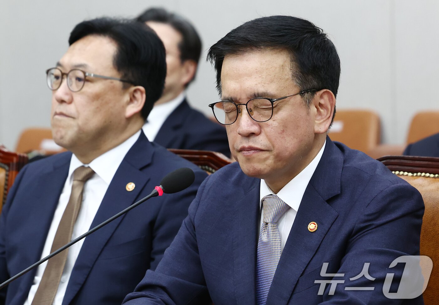 본문 이미지 - 최상목 경제부총리 겸 기획재정부 장관이 16일 오전 서울 여의도 국회에서 열린 법제사법위원회 최 부총리 탄핵소추사건 조사 청문회에 출석해 눈을 질끈 감고 있다. 왼쪽은 김병환 금융위원장. 2025.4.16/뉴스1 ⓒ News1 김민지 기자