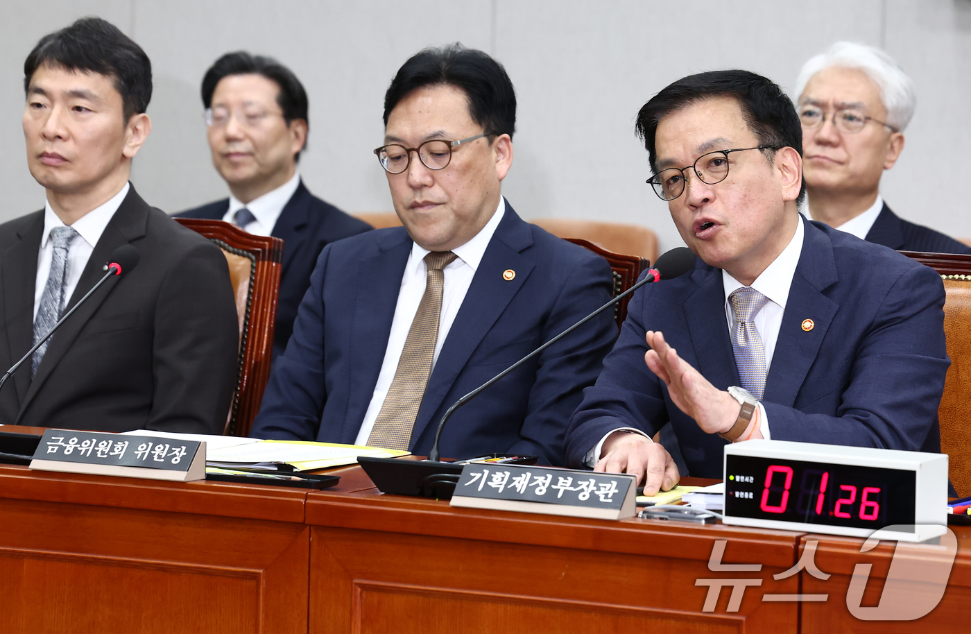 (서울=뉴스1) 김민지 기자 = 최상목 경제부총리 겸 기획재정부 장관이 16일 오전 서울 여의도 국회에서 열린 법제사법위원회 최 부총리 탄핵소추사건 조사 청문회에 출석해 계엄 당시 …