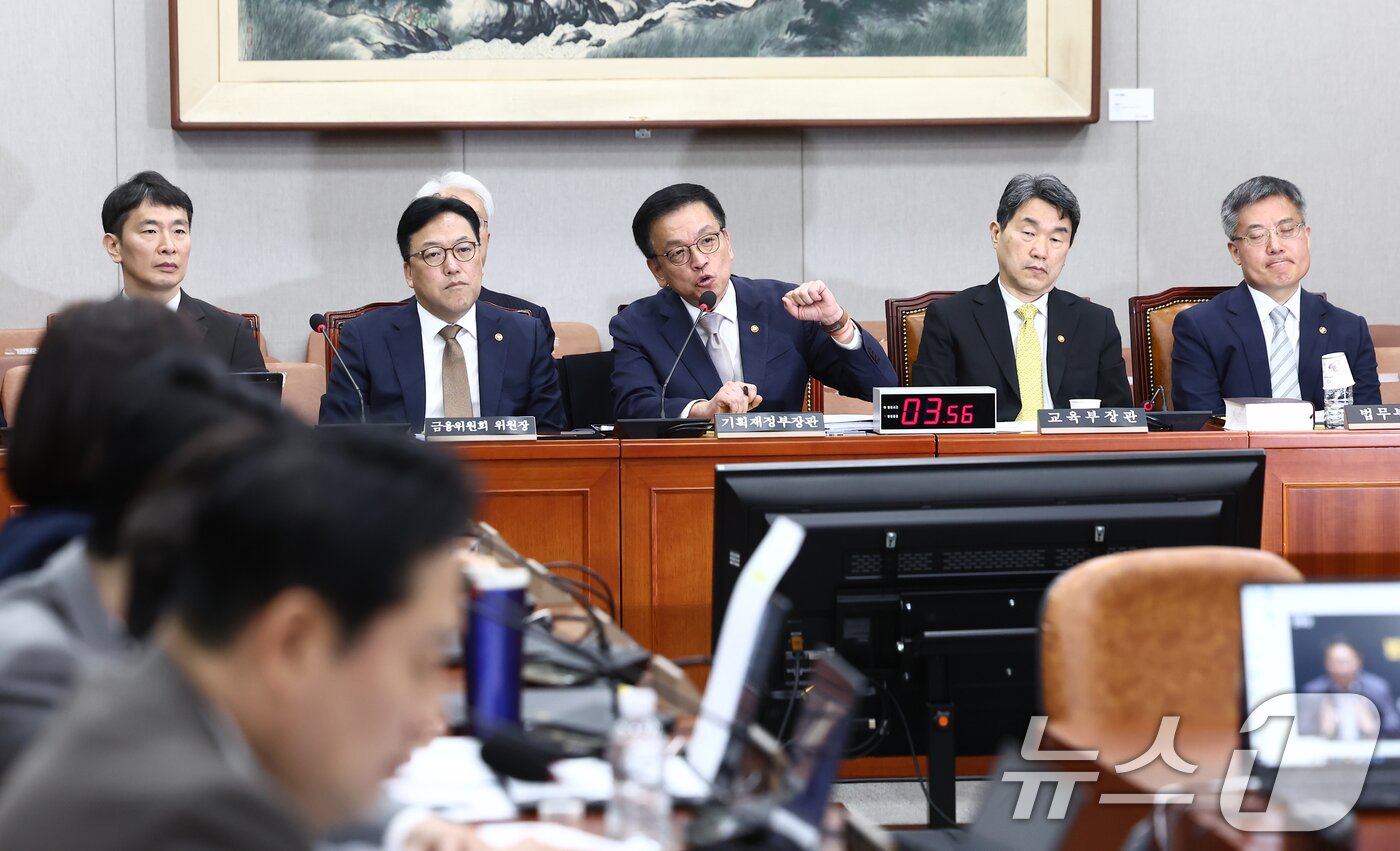 본문 이미지 - 최상목 경제부총리 겸 기획재정부 장관이 16일 오전 서울 여의도 국회에서 열린 법제사법위원회 최 부총리 탄핵소추사건 조사 청문회에 출석해 질의에 답변하고 있다. 왼쪽부터 이복현 금융감독원, 김병환 금융위원장, 최 부총리, 이주호 교육부 장관 겸 사회부총리, 김석우 법무부 차관. 2025.4.16/뉴스1 ⓒ News1 김민지 기자