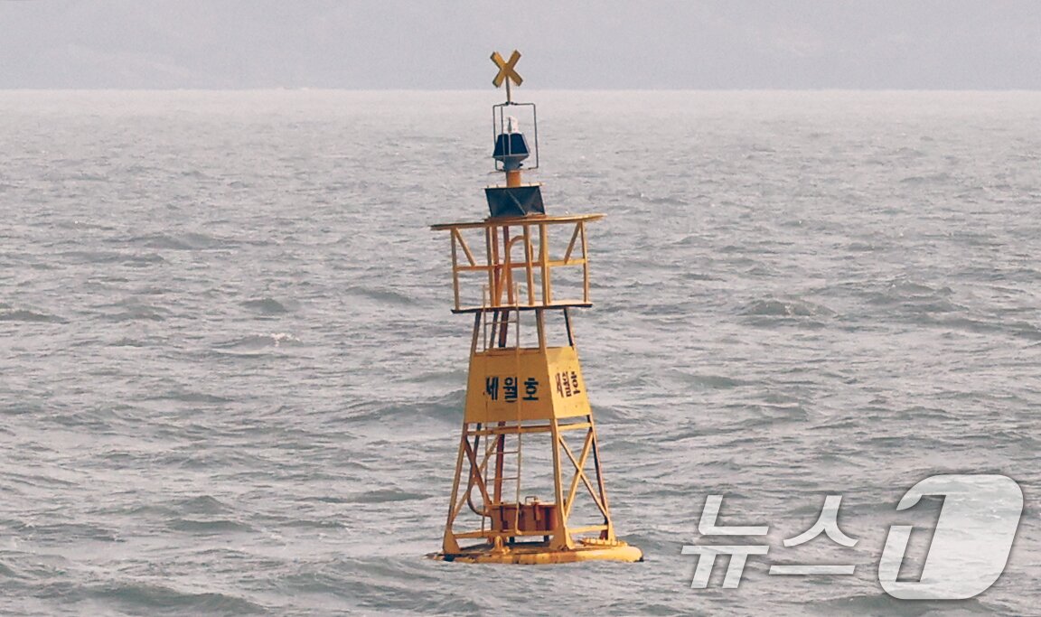 본문 이미지 - 세월호 참사 11주기인 16일 오전 전남 진도군 동거차도 인근 세월호 참사 해역에서 부표가 파도에 나부끼고 있다. 2025.4.16/뉴스1 ⓒ News1 이수민 기자