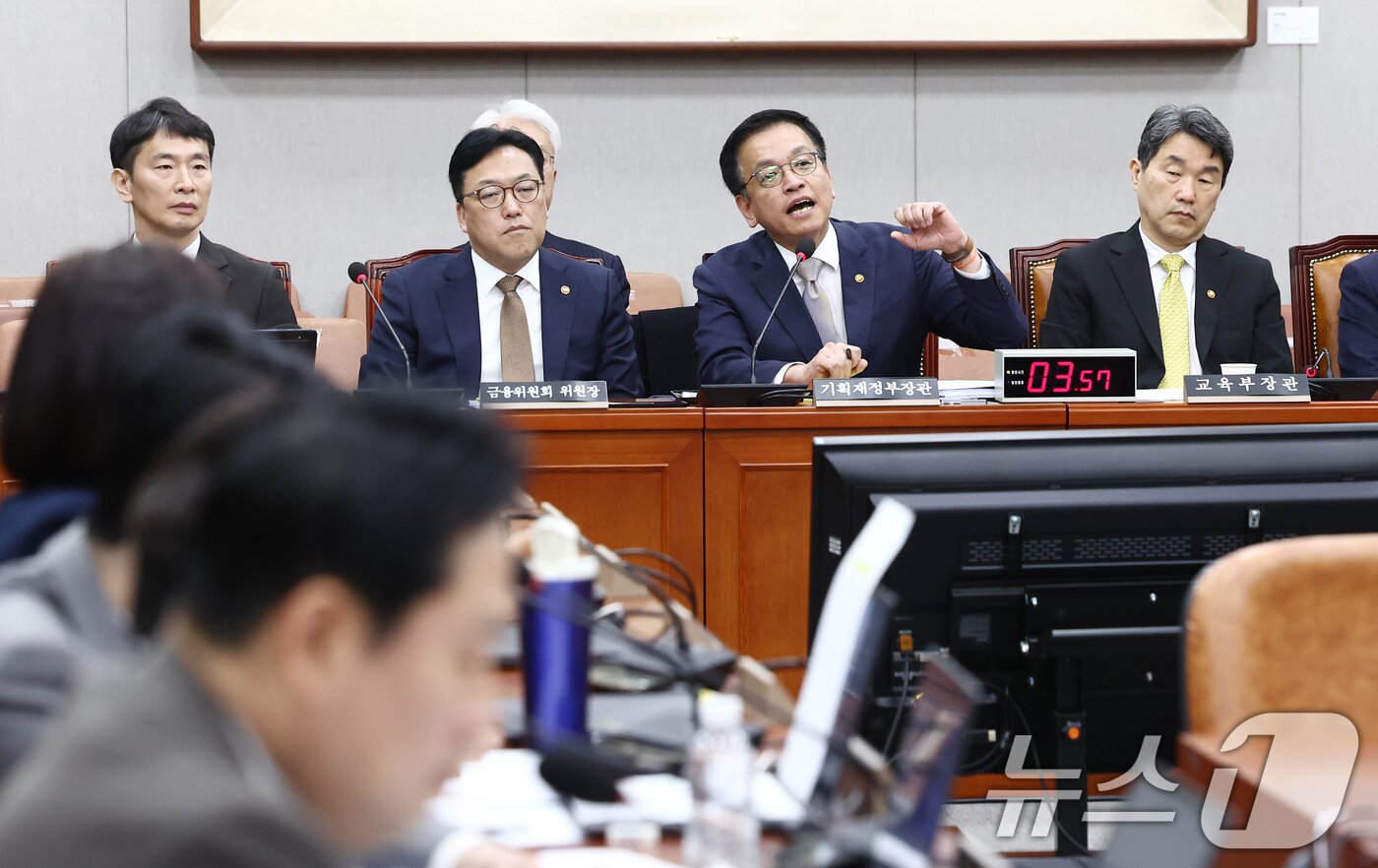 본문 이미지 - 최상목 경제부총리 겸 기획재정부 장관이 16일 오전 서울 여의도 국회에서 열린 법제사법위원회 최 부총리 탄핵소추사건 조사 청문회에 출석해 질의에 답변하고 있다. 왼쪽부터 이복현 금융감독원, 김병환 금융위원장, 최 부총리, 이주호 교육부 장관 겸 사회부총리. 2025.4.16/뉴스1 ⓒ News1 김민지 기자