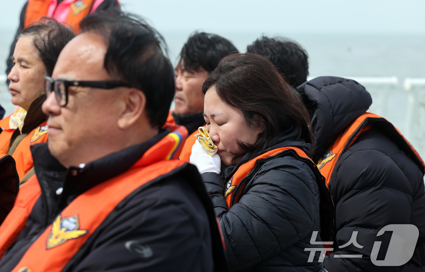 (광주=뉴스1) 이수민 기자 = 세월호 참사 11주기인 16일 오전 전남 진도군 동거차도 인근 세월호 참사 해역에서 열린 선상 추모식에서 2학년 9반 배향매 양의 언니가 눈물 흘리 …