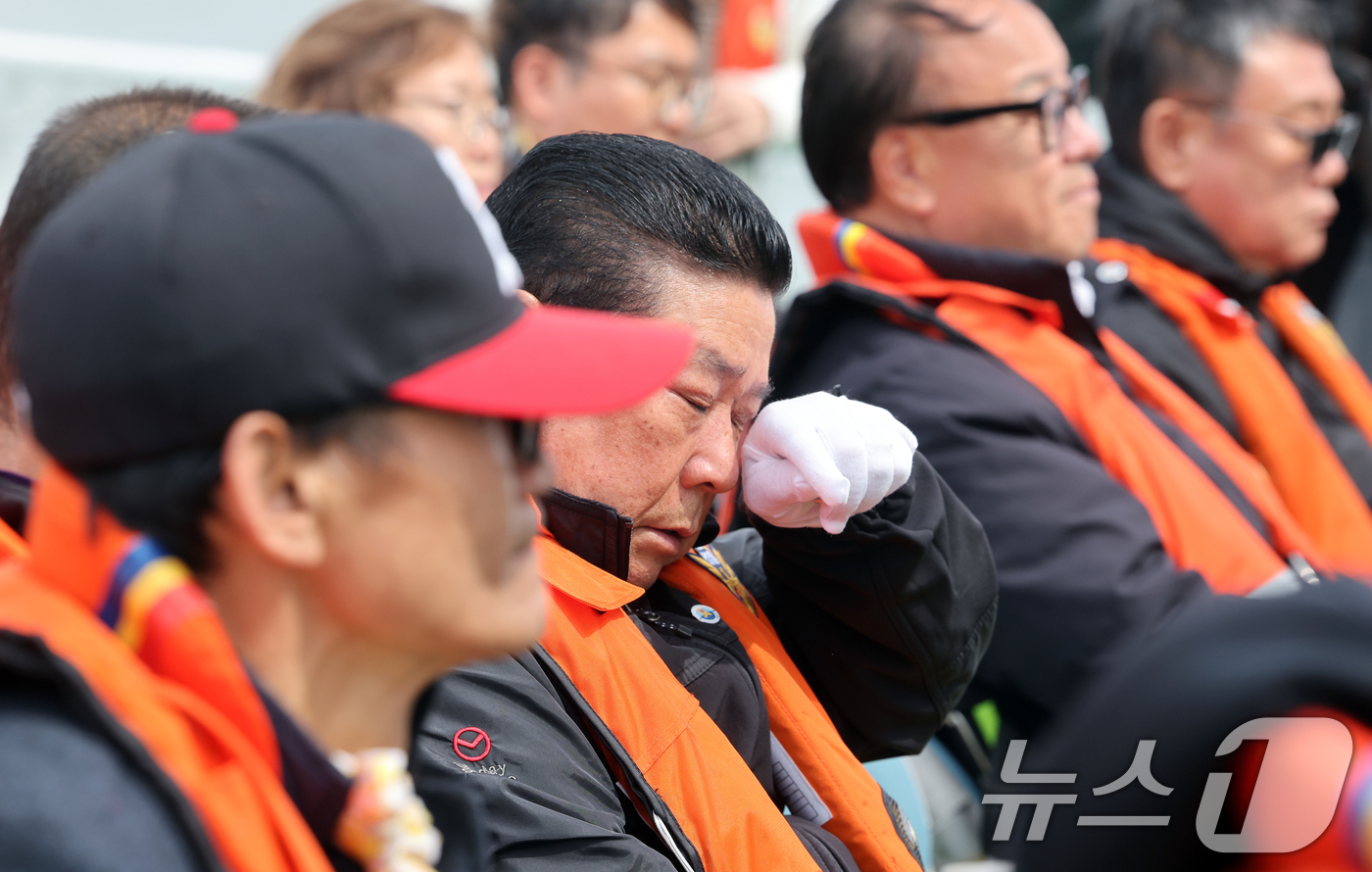 (광주=뉴스1) 이수민 기자 = 세월호 참사 11주기인 16일 오전 전남 진도군 동거차도 인근 세월호 참사 해역에서 열린 선상 추모식에서 2학년 9반 배향매 양 아버지 배희춘 씨가 …