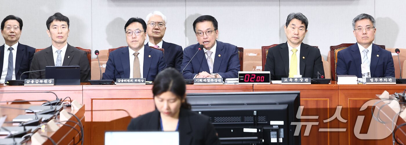 본문 이미지 - 최상목 경제부총리 겸 기획재정부 장관이 16일 오전 서울 여의도 국회에서 열린 법제사법위원회 최 부총리 탄핵소추사건 조사 청문회에 출석해 질의에 답변하고 있다. 왼쪽부터 이복현 금융감독원, 김병환 금융위원장, 최 부총리, 이주호 교육부 장관 겸 사회부총리, 김석우 법무부 차관. 2025.4.16/뉴스1 ⓒ News1 김민지 기자