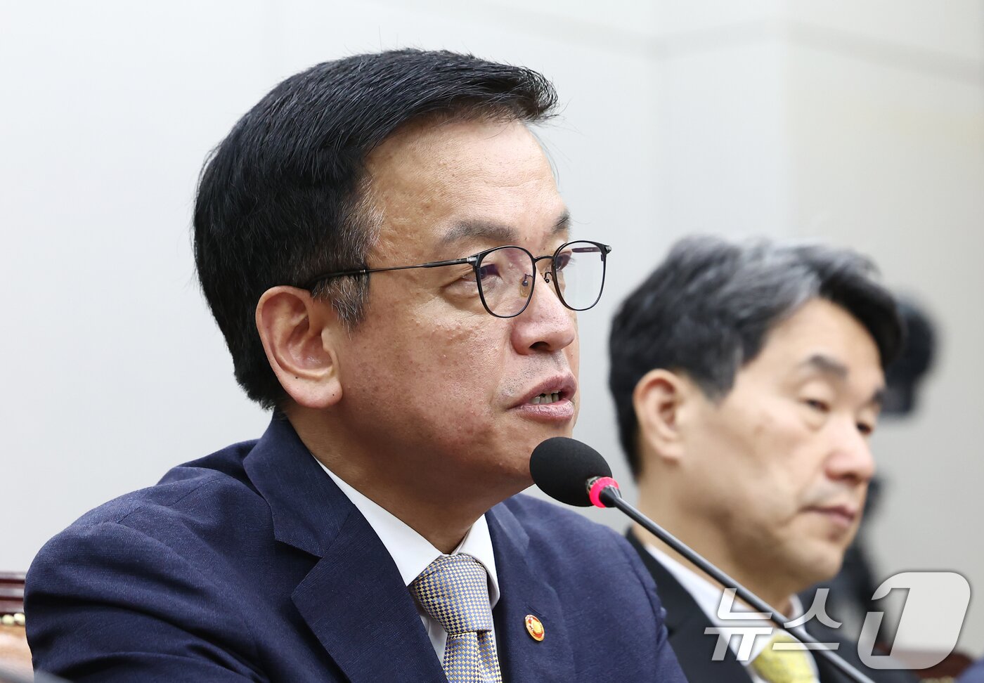 본문 이미지 - 최상목 경제부총리 겸 기획재정부 장관이 16일 오전 서울 여의도 국회에서 열린 법제사법위원회 최 부총리 탄핵소추사건 조사 청문회에 출석해 질의에 답변하고 있다. 오른쪽은 이주호 사회부총리 겸 교육부 장관. 2025.4.16/뉴스1 ⓒ News1 김민지 기자