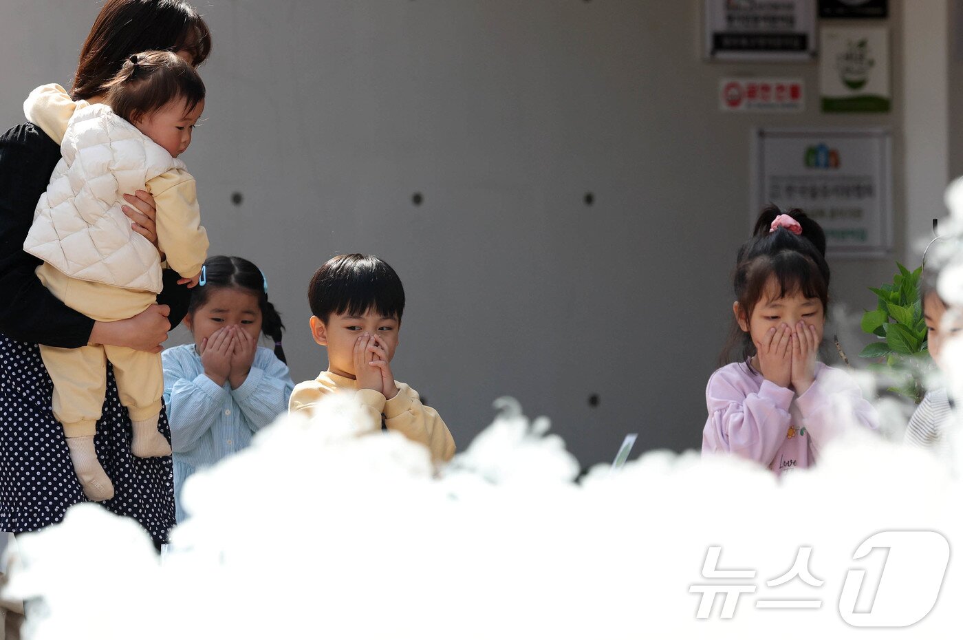 본문 이미지 - 16일 광주 북구청직장어린이집에서 열린 재난안전교실에서 아이들이 화재대피 훈련을 하고 있다. (광주 북구 제공. 재판매 및 DB 금지) 2025.4.16/뉴스1 