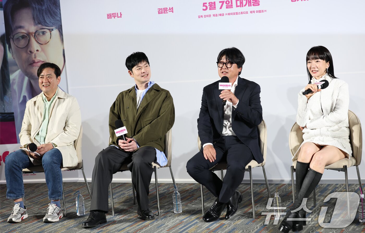 본문 이미지 - 강이관 감독&#40;왼쪽부터&#41;과 배우 장기하, 김윤석, 배두나가 16일 오전 서울 강남구 삼성동 메가박스 코엑스점에서 열린 영화 &#39;바이러스&#39;&#40;감독 강이관&#41; 제작보고회에 참석해 미소를 짓고 있다. &#39;바이러스&#39;는 이유 없이 사랑에 빠지는 치사율 100% 바이러스에 감염된 택선&#40;배두나 분&#41;이 모쏠 연구원 수필&#40;손석구 분&#41;, 오랜 동창 연우&#40;장기하 분&#41;, 그리고 치료제를 만들 수 있는 유일한 전문가 이균&#40;김윤석&#41;까지 세 남자와 함께하는 예기치 못한 여정을 그린 작품이다. 2025.4.16/뉴스1 ⓒ News1 권현진 기자