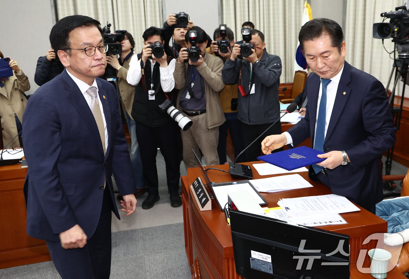 본문 이미지 - 최상목 경제부총리 겸 기획재정부 장관이 16일 오전 서울 여의도 국회에서 열린 법제사법위원회 최 부총리 탄핵소추사건 조사 청문회에서 정청래 위원장에게 증인 선서문을 전달한 뒤 자리로 향하고 있다. 2025.4.16/뉴스1 ⓒ News1 김민지 기자