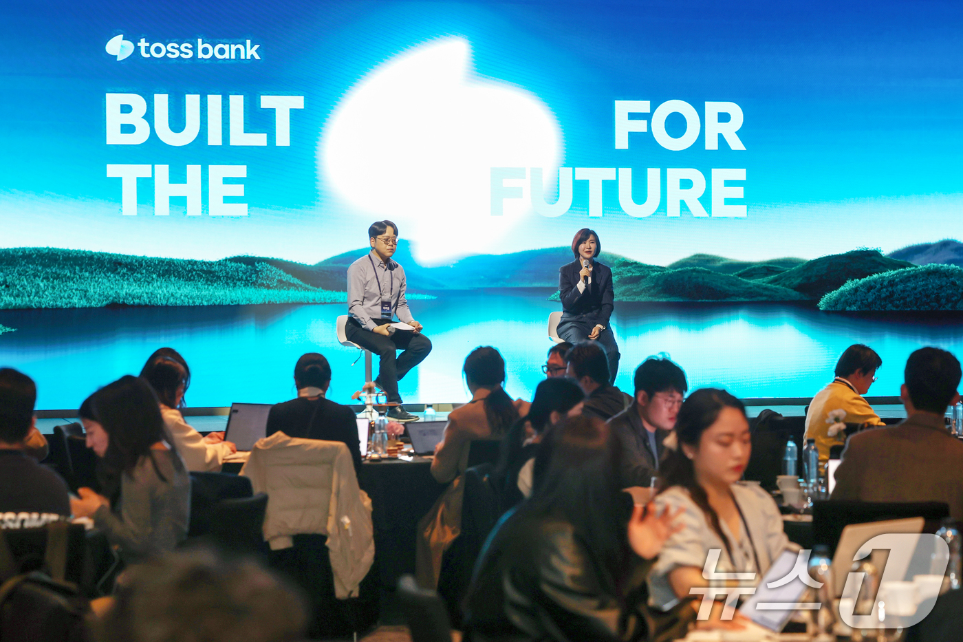 (서울=뉴스1) 민경석 기자 = 이은미 토스뱅크 대표가 16일 오전 서울 영등포구 여의도 페어몬트 호텔에서 열린 '토스뱅크 2025 미디어데이'에서 취재진의 질문에 답하고 있다. …