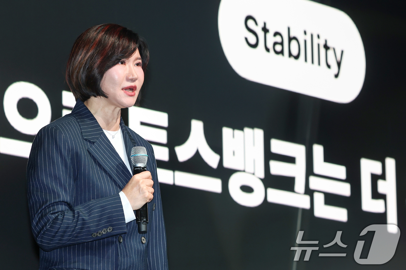 (서울=뉴스1) 민경석 기자 = 이은미 토스뱅크 대표가 16일 오전 서울 영등포구 여의도 페어몬트 호텔에서 열린 '토스뱅크 2025 미디어데이'에서 중장기 전략을 발표하고 있다. …