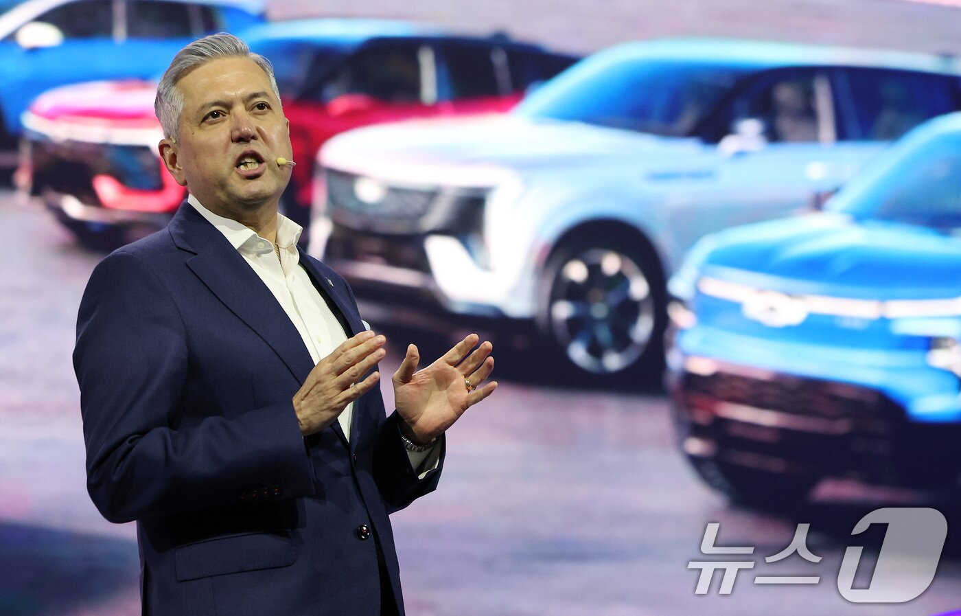 본문 이미지 - 헥터 비자레알 GM한국사업장 사장이 16일 경기 광명 아이벡스 스튜디오에 열린 캐딜락 대형 SUV &#39;더 뉴 에스컬레이드&#39; 미디어 출시 행사에서 인사말을 하고 있다. 2025.4.16/뉴스1 ⓒ News1 이동해 기자