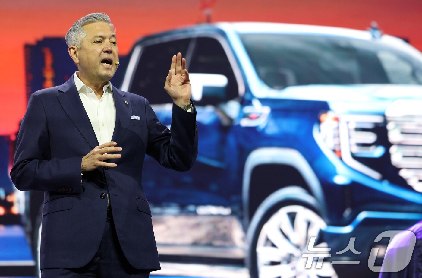 본문 이미지 - 헥터 비자레알 GM한국사업장 사장이 16일 경기 광명 아이벡스 스튜디오에 열린 캐딜락 대형 SUV '더 뉴 에스컬레이드' 미디어 출시 행사에서 인사말을 하고 있다.  2025.4.16/뉴스1 ⓒ News1 이동해 기자
