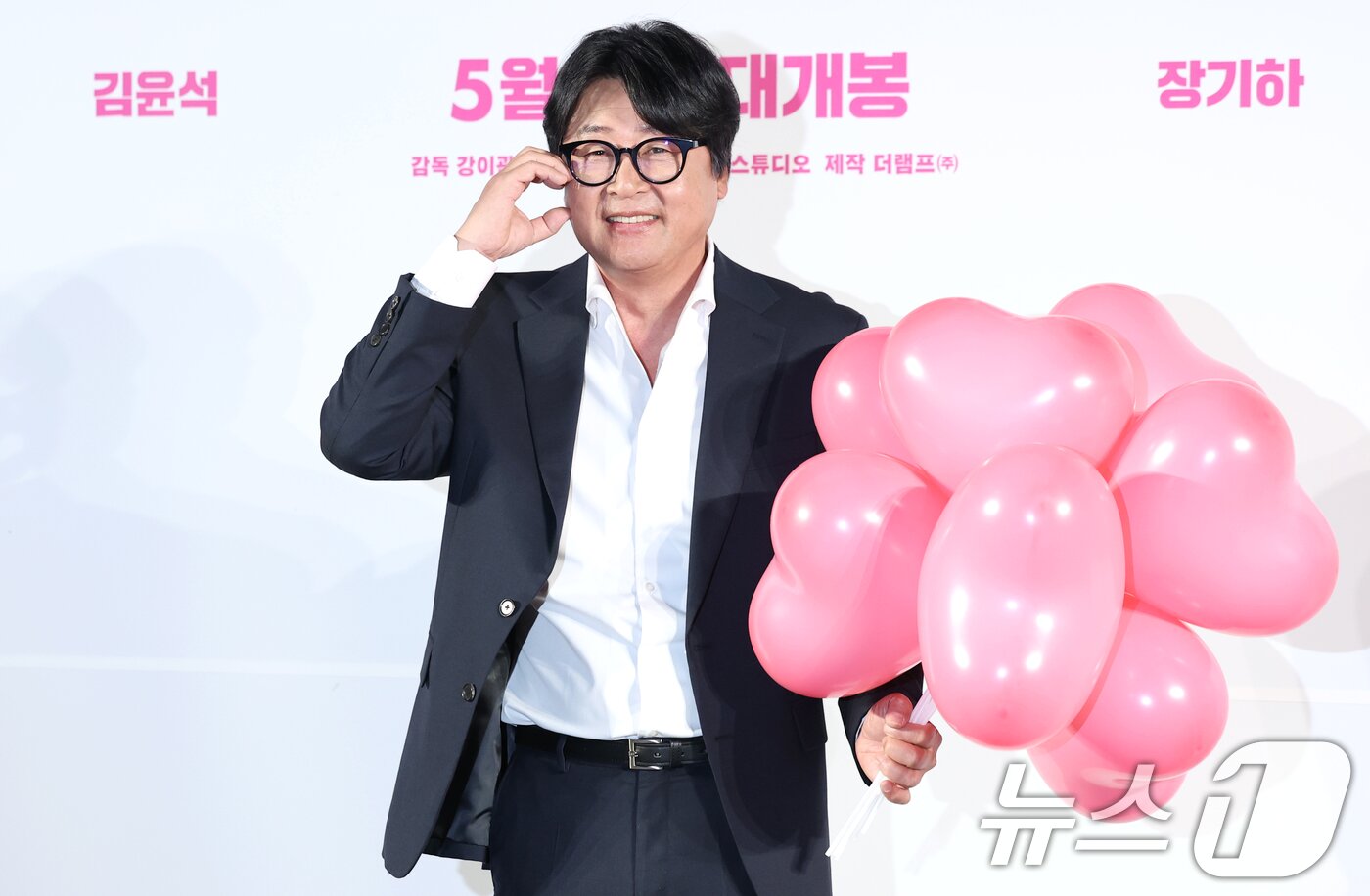 본문 이미지 - 배우 김윤석이 16일 오전 서울 강남구 삼성동 메가박스 코엑스점에서 열린 영화 &#39;바이러스&#39;&#40;감독 강이관&#41; 제작보고회에 참석해 포즈를 취하고 있다. &#39;바이러스&#39;는 이유 없이 사랑에 빠지는 치사율 100% 바이러스에 감염된 택선&#40;배두나 분&#41;이 모쏠 연구원 수필&#40;손석구 분&#41;, 오랜 동창 연우&#40;장기하 분&#41;, 그리고 치료제를 만들 수 있는 유일한 전문가 이균&#40;김윤석&#41;까지 세 남자와 함께하는 예기치 못한 여정을 그린 작품이다. ⓒ News1 권현진 기자