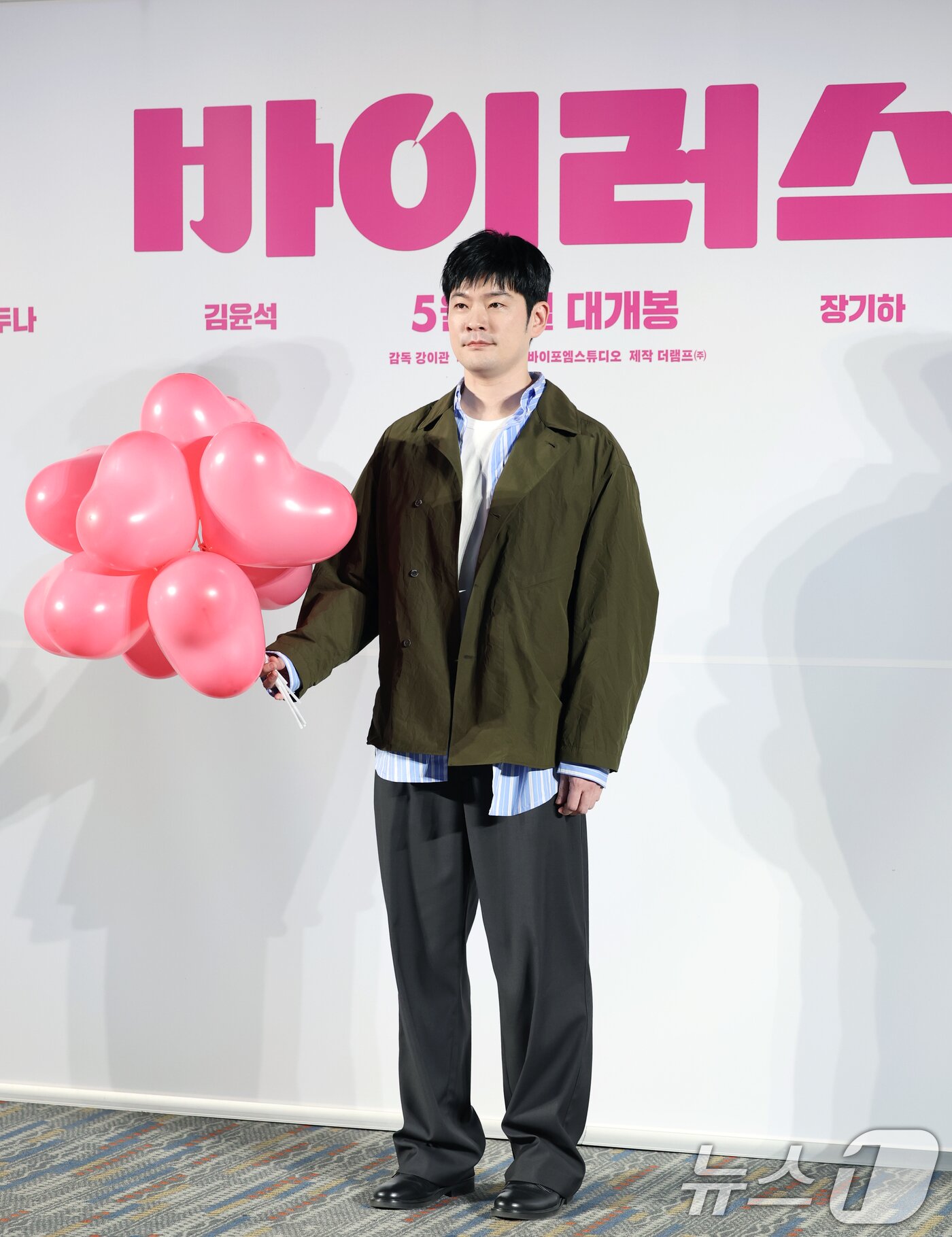 본문 이미지 - 배우 장기하가 16일 오전 서울 강남구 삼성동 메가박스 코엑스점에서 열린 영화 &#39;바이러스&#39;&#40;감독 강이관&#41; 제작보고회에 참석해 포즈를 취하고 있다. &#39;바이러스&#39;는 이유 없이 사랑에 빠지는 치사율 100% 바이러스에 감염된 택선&#40;배두나 분&#41;이 모쏠 연구원 수필&#40;손석구 분&#41;, 오랜 동창 연우&#40;장기하 분&#41;, 그리고 치료제를 만들 수 있는 유일한 전문가 이균&#40;김윤석&#41;까지 세 남자와 함께하는 예기치 못한 여정을 그린 작품이다. ⓒ News1 권현진 기자