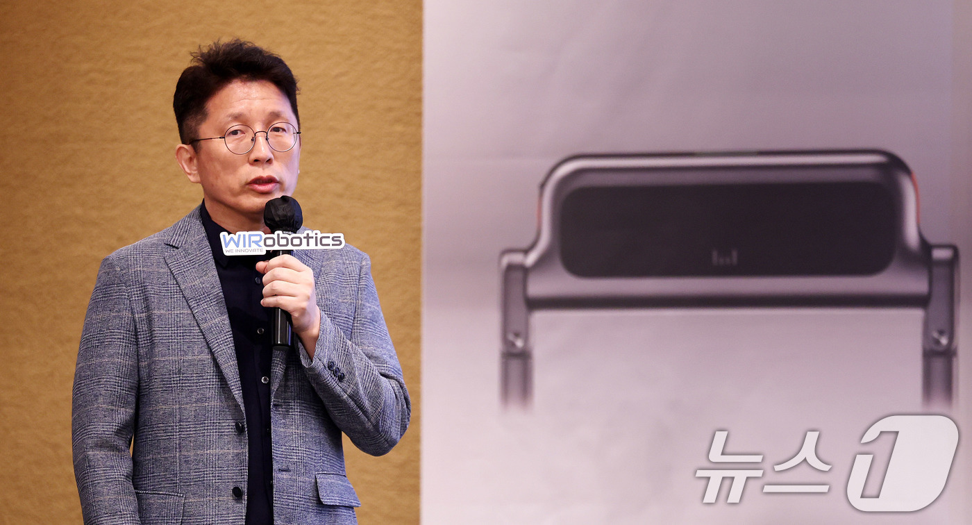 (서울=뉴스1) 박지혜 기자 = 이연백 위로보틱스 대표이사가 16일 서울 용산구 그랜드 하얏트서울에서 보행보조 웨어러블 로봇 WIM S(윔 에스)를 설명하고 있다.WIM S(윔 에 …
