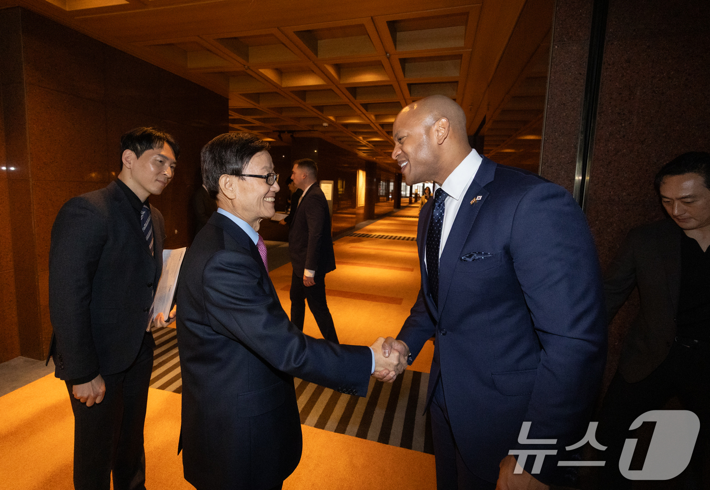 (서울=뉴스1) = 윤진식 한국무역협회 회장이 16일 서울 강남구 삼성동 그랜드인터컨티넨탈 호텔에서 개최된 '웨스 무어 美 메릴랜드 주지사 초청 무역업계 간담회'에서 웨스 무어 美 …