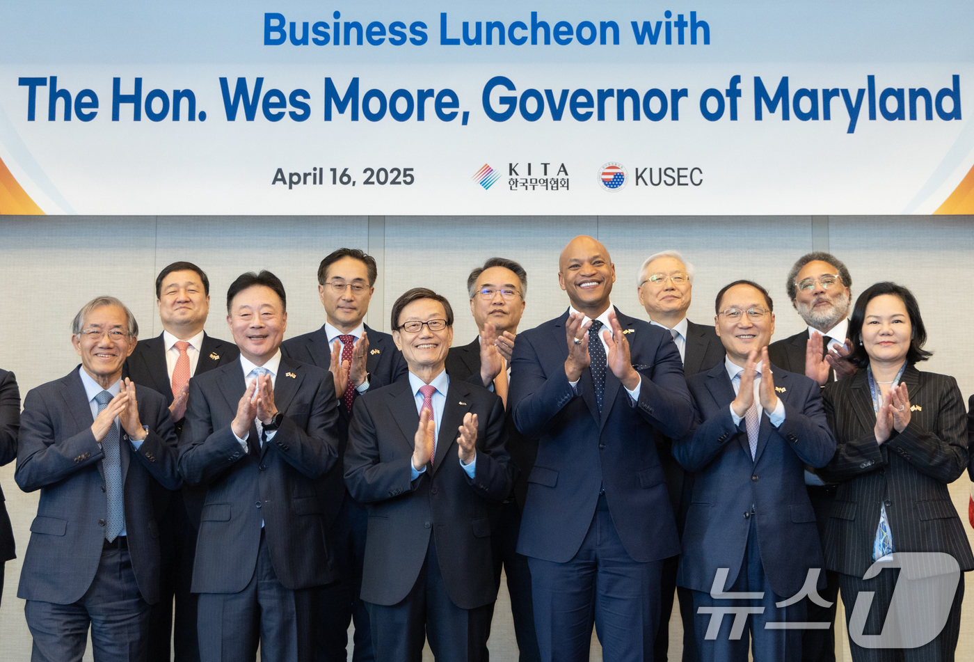 (서울=뉴스1) = 윤진식 한국무역협회 회장이 16일 서울 강남구 삼성동 그랜드인터컨티넨탈 호텔에서 개최된 '웨스 무어 美 메릴랜드 주지사 초청 무역업계 간담회'에서 주요 인사들과 …