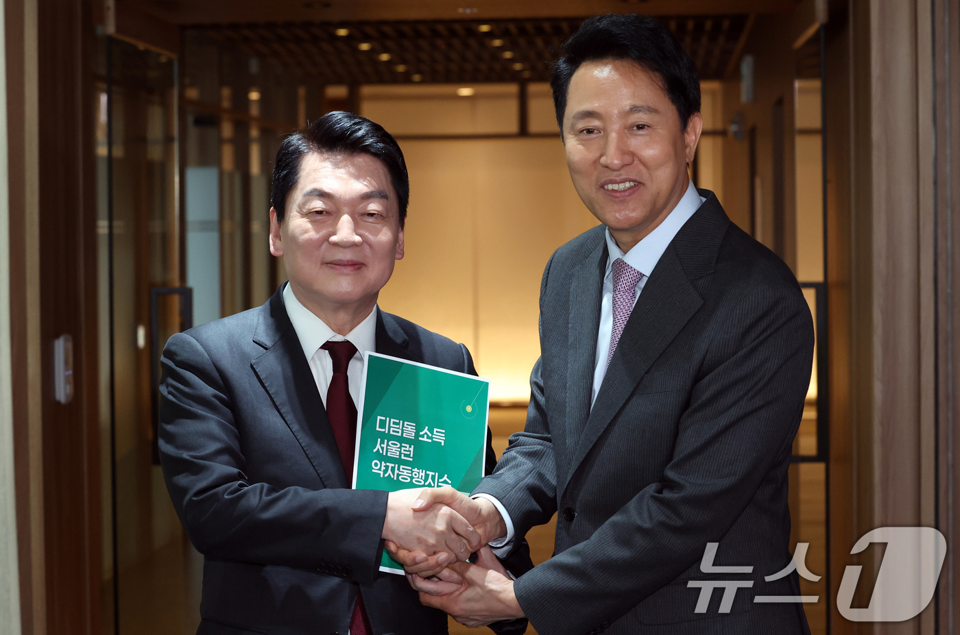 (서울=뉴스1) 김명섭 기자 = 제21대 대통령선거에 출마하는 안철수 국민의힘 국회의원이 16일  서울시청에서 오세훈 시장과 회동을 마치고 인사를 하고 있다.  2025.4.16/ …