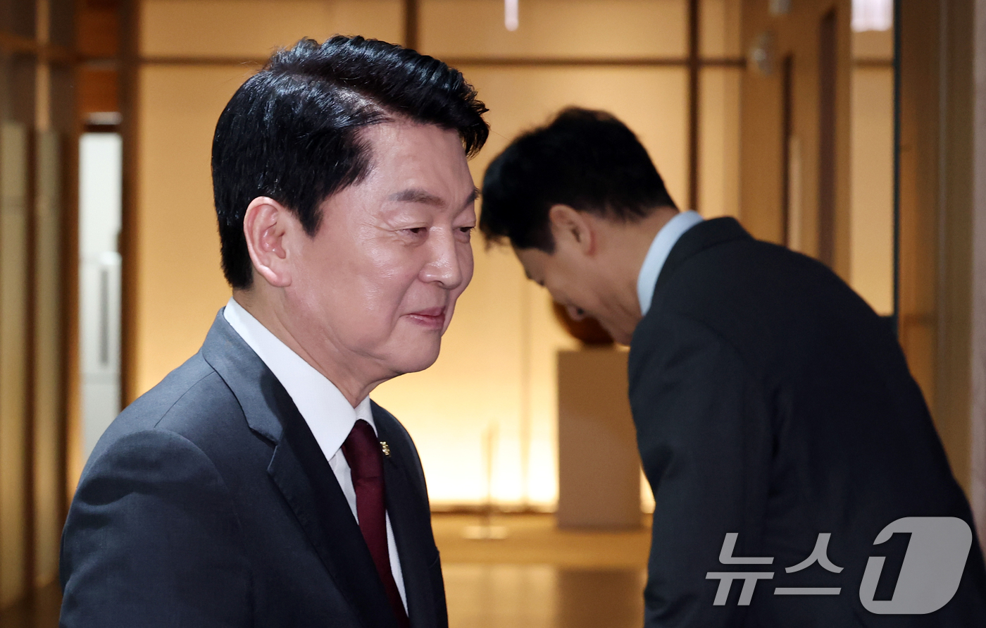 (서울=뉴스1) 김명섭 기자 = 제21대 대통령선거에 출마하는 안철수 국민의힘 국회의원이 16일  서울시청에서 오세훈 시장의 배웅을 받고 있다.  2025.4.16/뉴스1