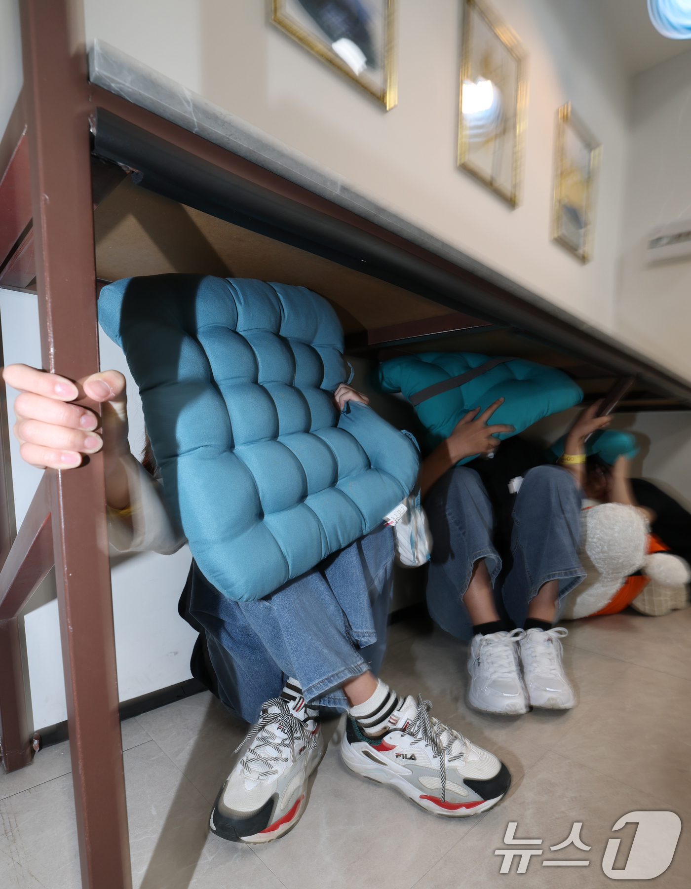 (오산=뉴스1) 김영운 기자 = 국민안전의 날인 16일 경기 오산시 경기도국민안전체험관에서 학생들이 지진 안전 체험을 하고 있다. 2025.4.16/뉴스1
