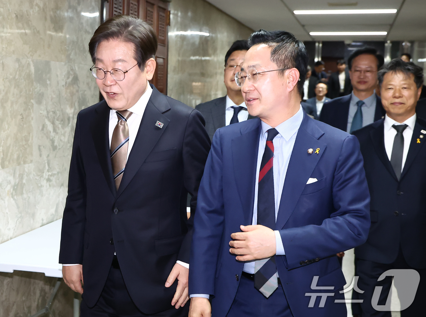 (서울=뉴스1) 김민지 기자 = 대선에 출마하는 이재명 더불어민주당 전 대표가 16일 오후 서울 여의도 국회에서 열린 비공개 의원총회에 참석하고 있다. 2025.4.16/뉴스1