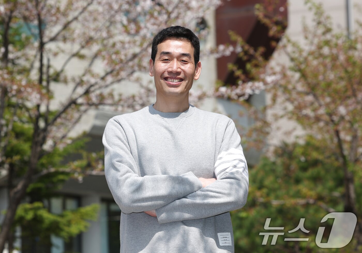 본문 이미지 - 정관장 고희진 감독이 16일 경기 성남시의 한 카페에서 열린 뉴스1과의 인터뷰에 앞서 포즈를 취하고 있다. ⓒ News1 김영운 기자