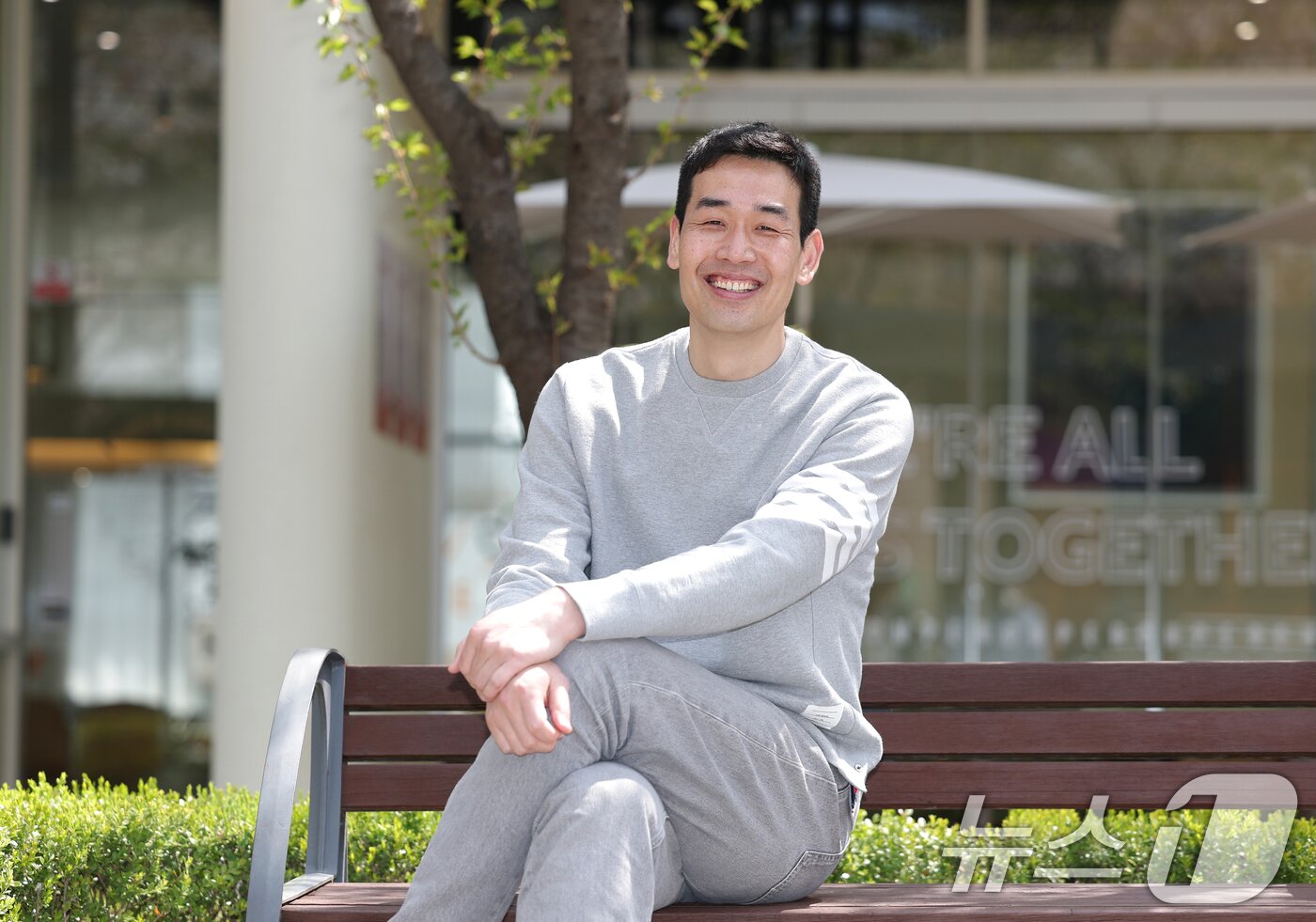 본문 이미지 - 정관장 고희진 감독이 16일 경기 성남시의 한 카페에서 열린 뉴스1과의 인터뷰에 앞서 포즈를 취하고 있다. 2025.4.16/뉴스1 ⓒ News1 김영운 기자