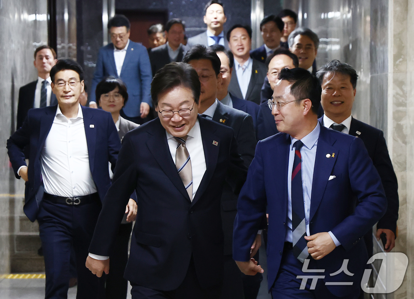 (서울=뉴스1) 김민지 기자 = 대선에 출마하는 이재명 더불어민주당 전 대표가 16일 오후 서울 여의도 국회에서 열린 비공개 의원총회에 참석하고 있다. 2025.4.16/뉴스1