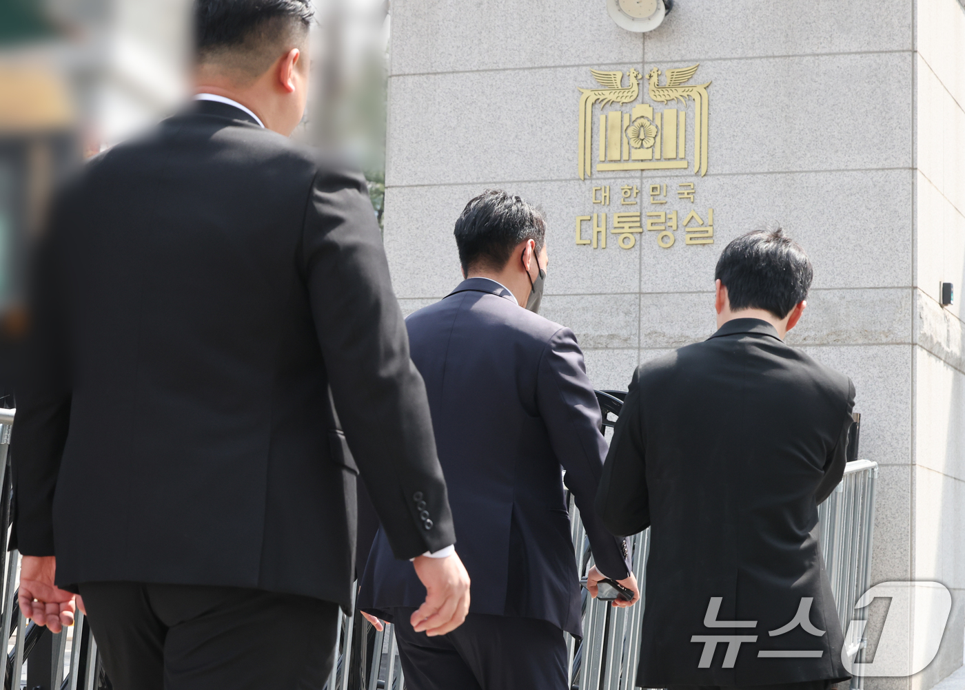 (서울=뉴스1) 허경 기자 = 대통령실 압수수색에 나선 경찰 비상계엄 특별수사단이 16일 서울 용산 대통령실 민원실 출입구로 들어서고 있다. 2025.4.16/뉴스1