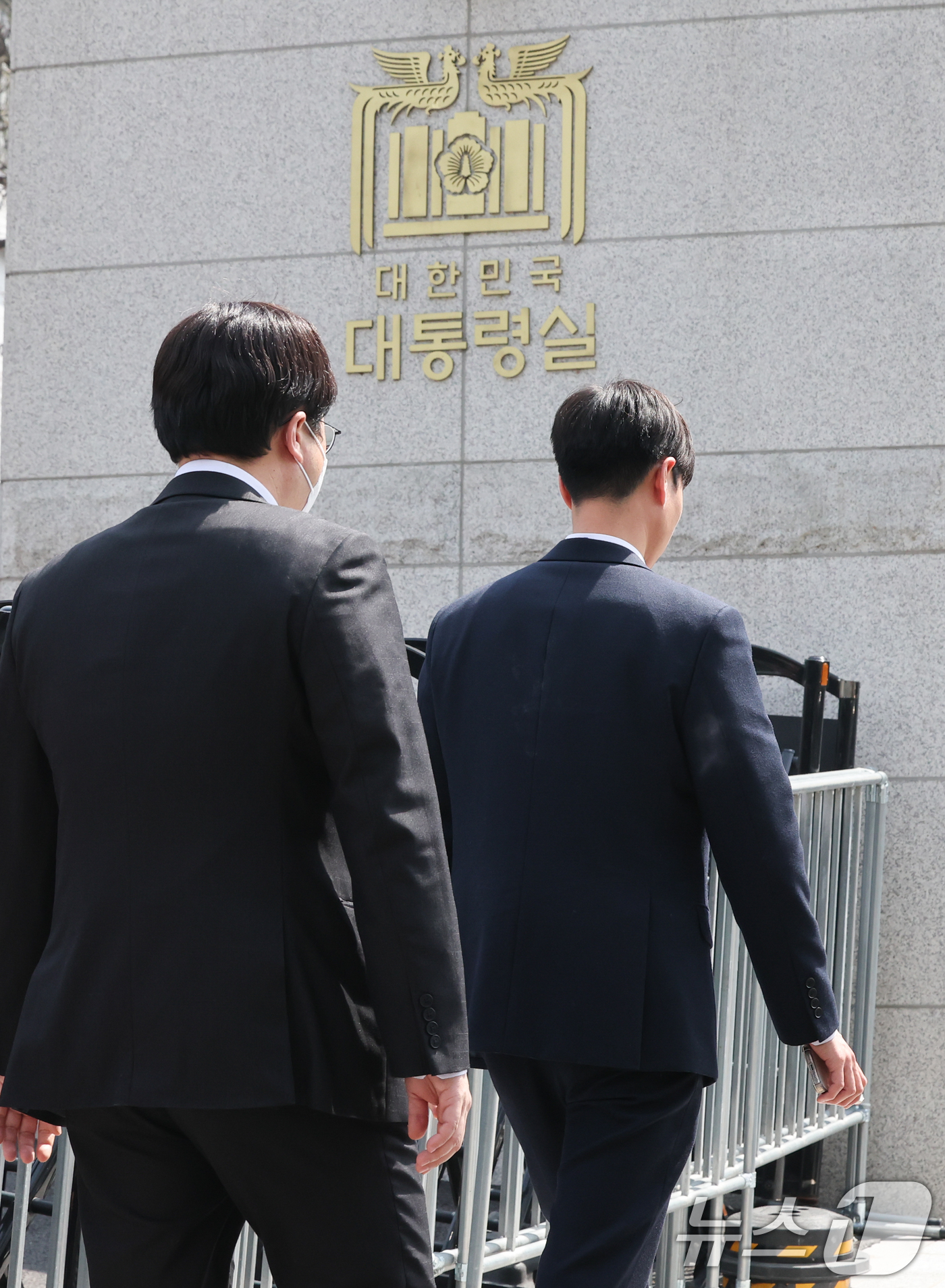 (서울=뉴스1) 허경 기자 = 대통령실 압수수색에 나선 경찰 비상계엄 특별수사단이 16일 서울 용산 대통령실 민원실 출입구로 들어서고 있다. 2025.4.16/뉴스1