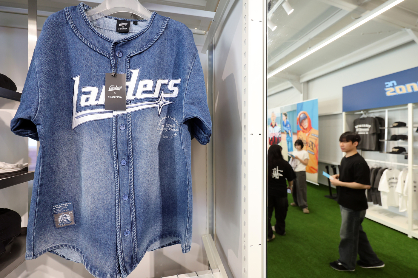 (서울=뉴스1) 황기선 기자 = 16일 오후 서울 성동구 무신사 스퀘어 성수4에서 열린 'KBO 팬 페스타(FAN FESTA)' 팝업스토어에서 고객들이 10개 구단의 상품을 살펴보 …