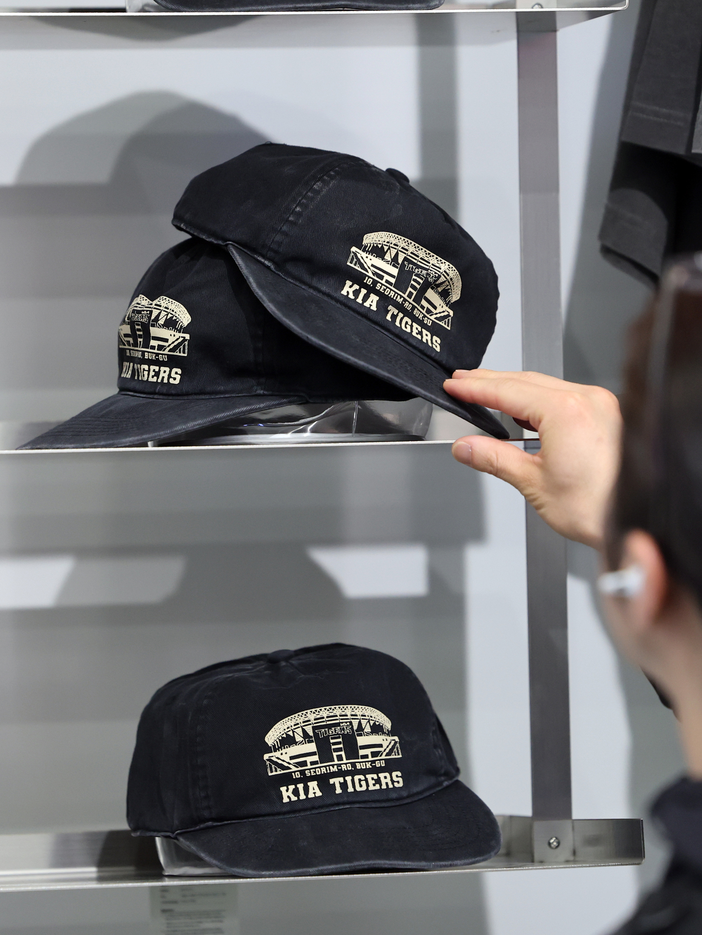 (서울=뉴스1) 황기선 기자 = 16일 오후 서울 성동구 무신사 스퀘어 성수4에서 열린 'KBO 팬 페스타(FAN FESTA)' 팝업스토어에서 고객들이 10개 구단의 상품을 살펴보 …