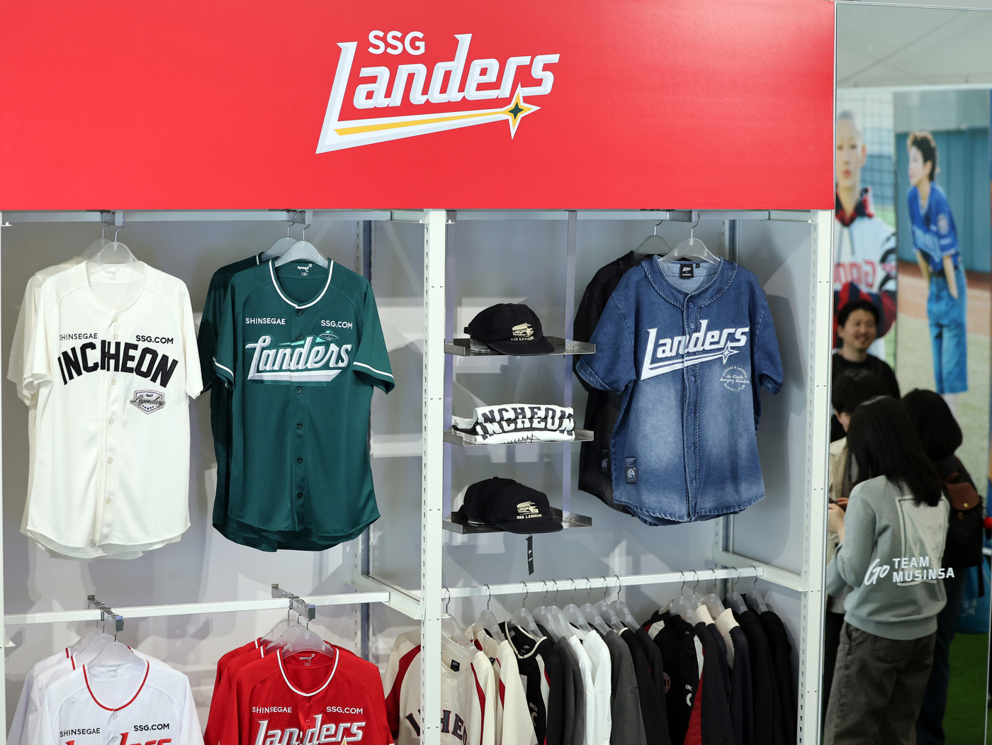 (서울=뉴스1) 황기선 기자 = 16일 오후 서울 성동구 무신사 스퀘어 성수4에서 열린 'KBO 팬 페스타(FAN FESTA)' 팝업스토어에서 고객들이 10개 구단의 상품을 살펴보 …