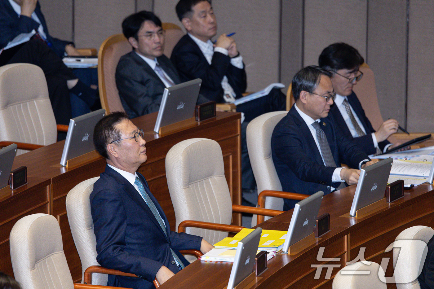 (서울=뉴스1) 이재명 기자 = 박성재 법무부 장관이 16일 오후 서울 여의도 국회에서 열린 제424회 국회(임시회) 제 4차 본회의에서 백혜련 더불어민주당 의원의  교육·사회·문 …