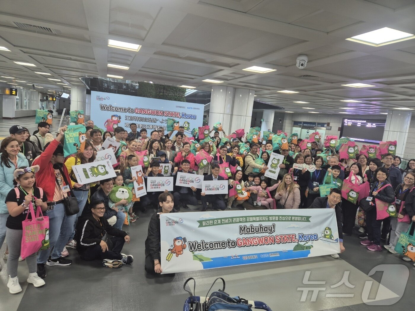 본문 이미지 - 지난 4월 강원도와 강원관광재단이 유치한 필리핀 마닐라~양양 노선 전세기로 양양국제공항에 도착한 필리핀 관광객.&#40;뉴스1 DB&#41;ⓒ News1 윤왕근 기자