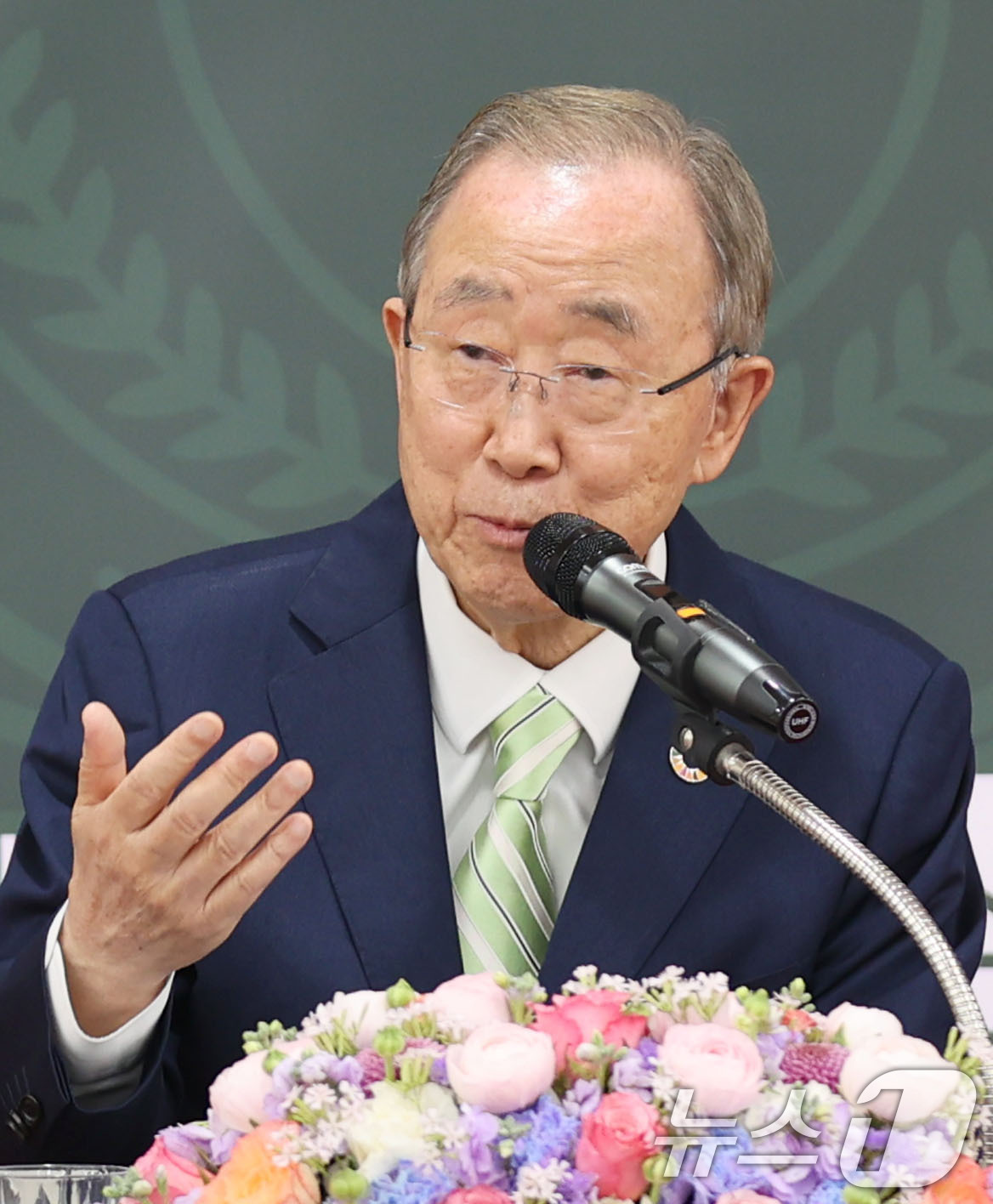 (울산=뉴스1) 조민주 기자 = 반기문 전 UN 사무총장이 16일 울산대학교 아산도서관에서 '기후위기 대응과 글로벌 리더십' 특별강연을 하고 있다. (울산대학교 제공. 재판매 및 …