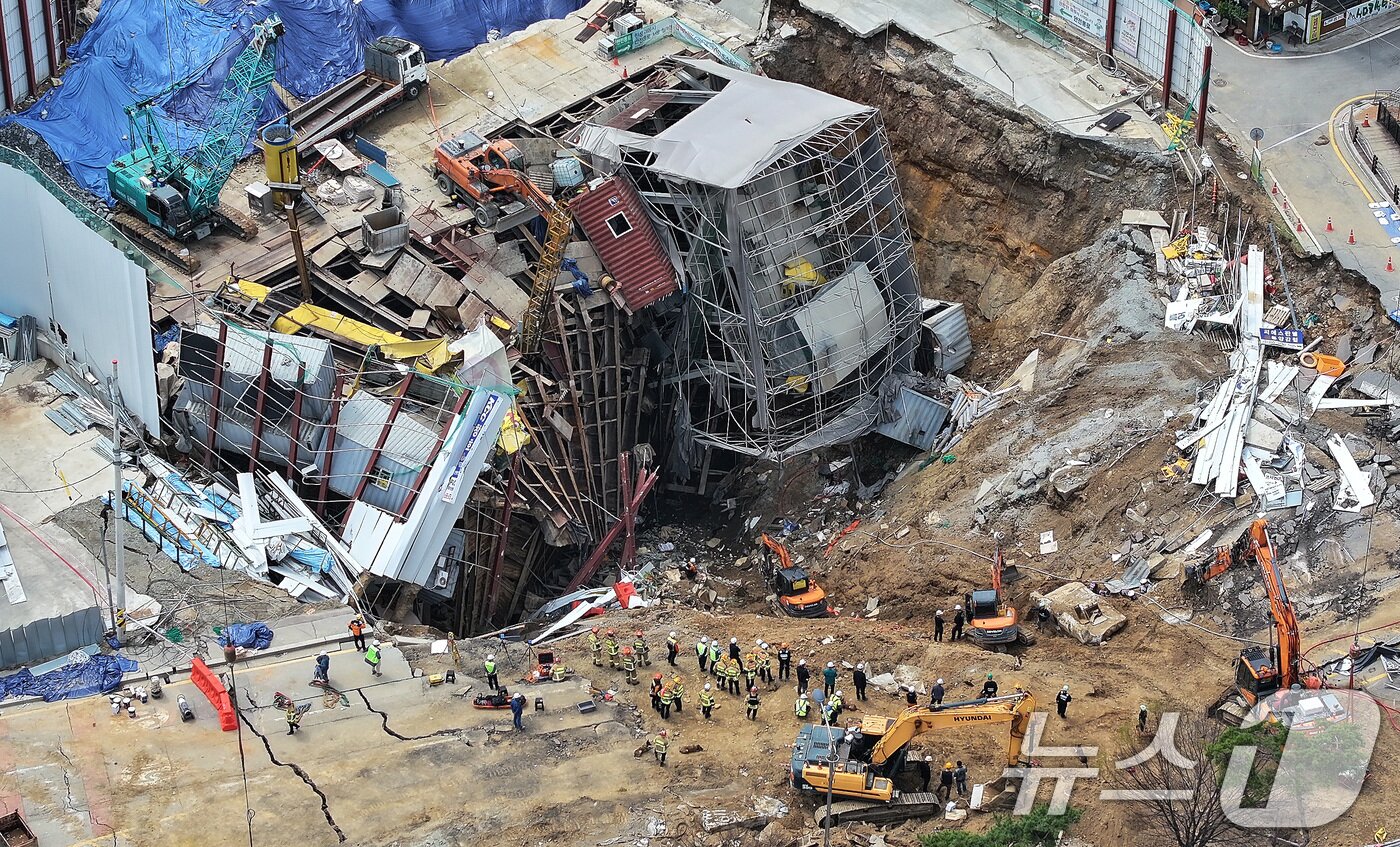 본문 이미지 - 경기 광명시 일직동 신안산선 복선전철 5-2공구 붕괴 현장. /뉴스1 ⓒ News1 