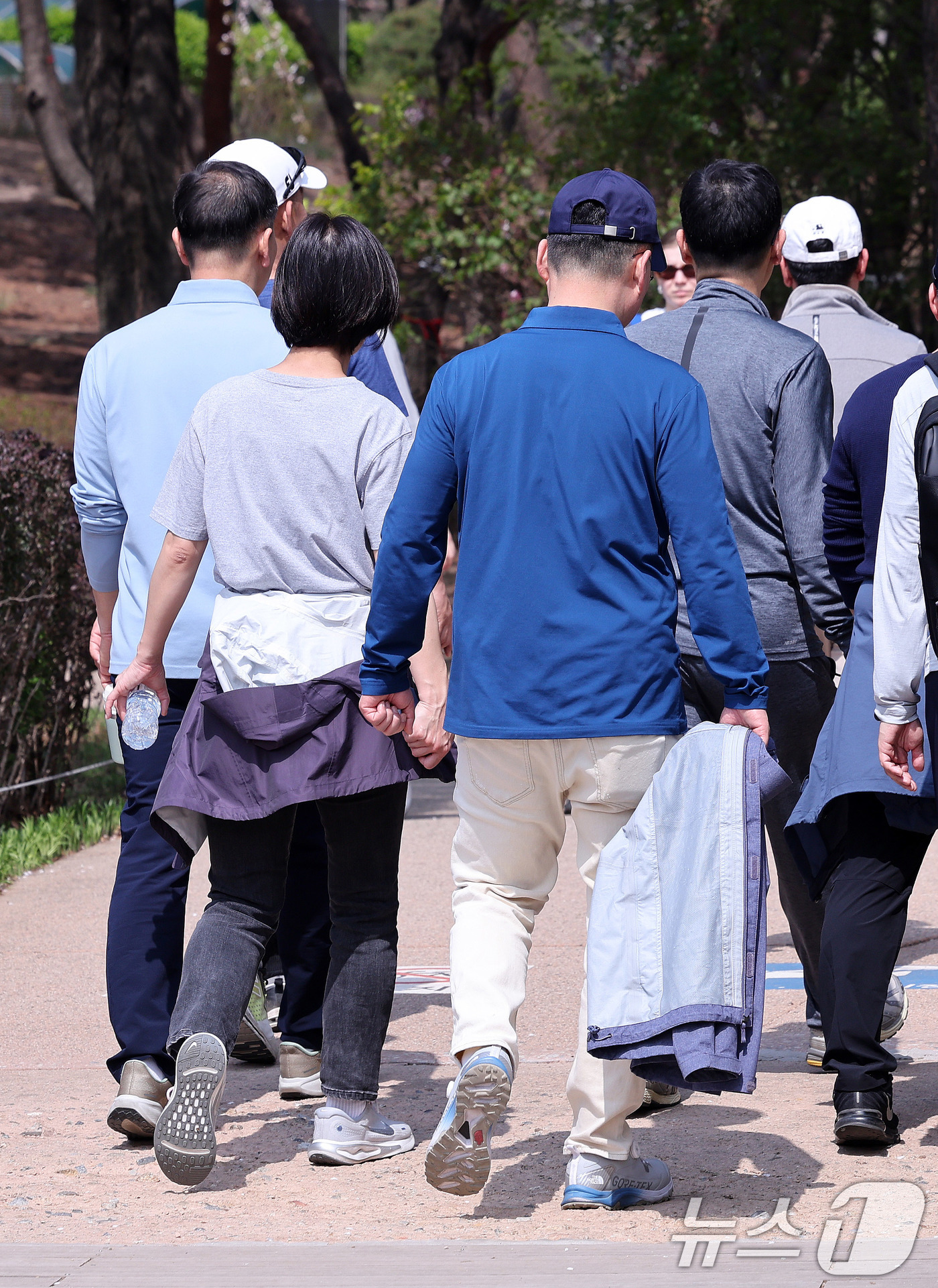 (서울=뉴스1) 박지혜 기자 = 꽃샘추위가 끝나고 포근한 봄 날씨가 이어진 16일 서울 남산에서 시민들이 겉옷을 든 채 산책하고 있다.다만 낮과 밤의 일교차가 최대 20도까지 크게 …