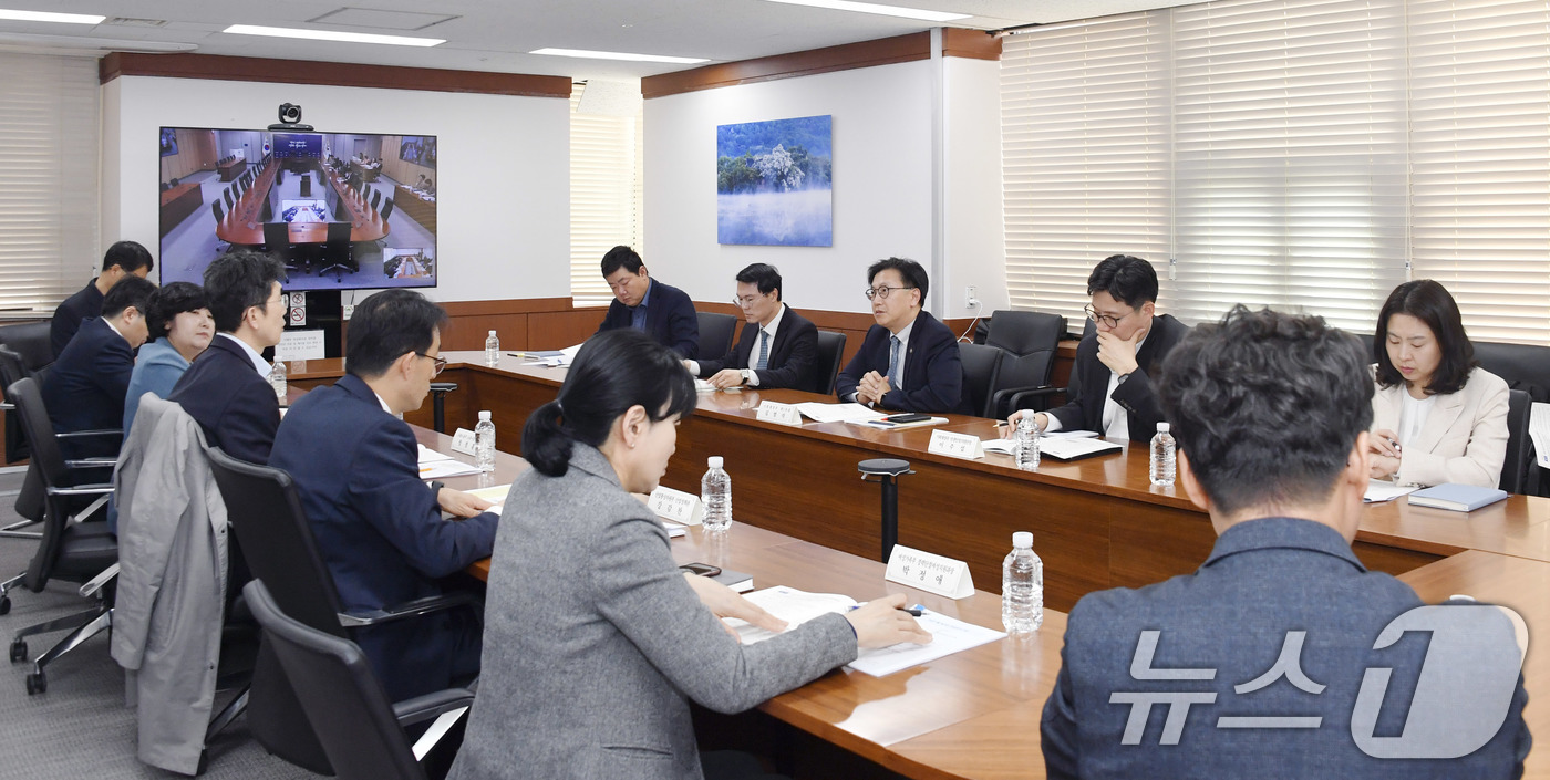 (서울=뉴스1) = 김범석 기획재정부 차관이 16일 서울 종로구 정부서울청사에서 열린 '2025년 4월 일자리 전담반 회의'를 주재하고 있다. (기획재정부 제공. 재판매 및 DB …