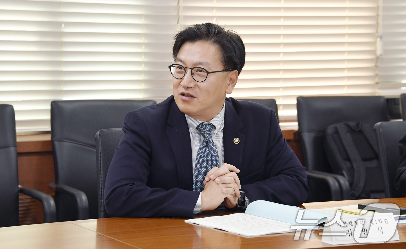 (서울=뉴스1) = 김범석 기획재정부 차관이 16일 서울 종로구 정부서울청사에서 열린 '2025년 4월 일자리 전담반 회의'를 주재하고 있다. (기획재정부 제공. 재판매 및 DB …