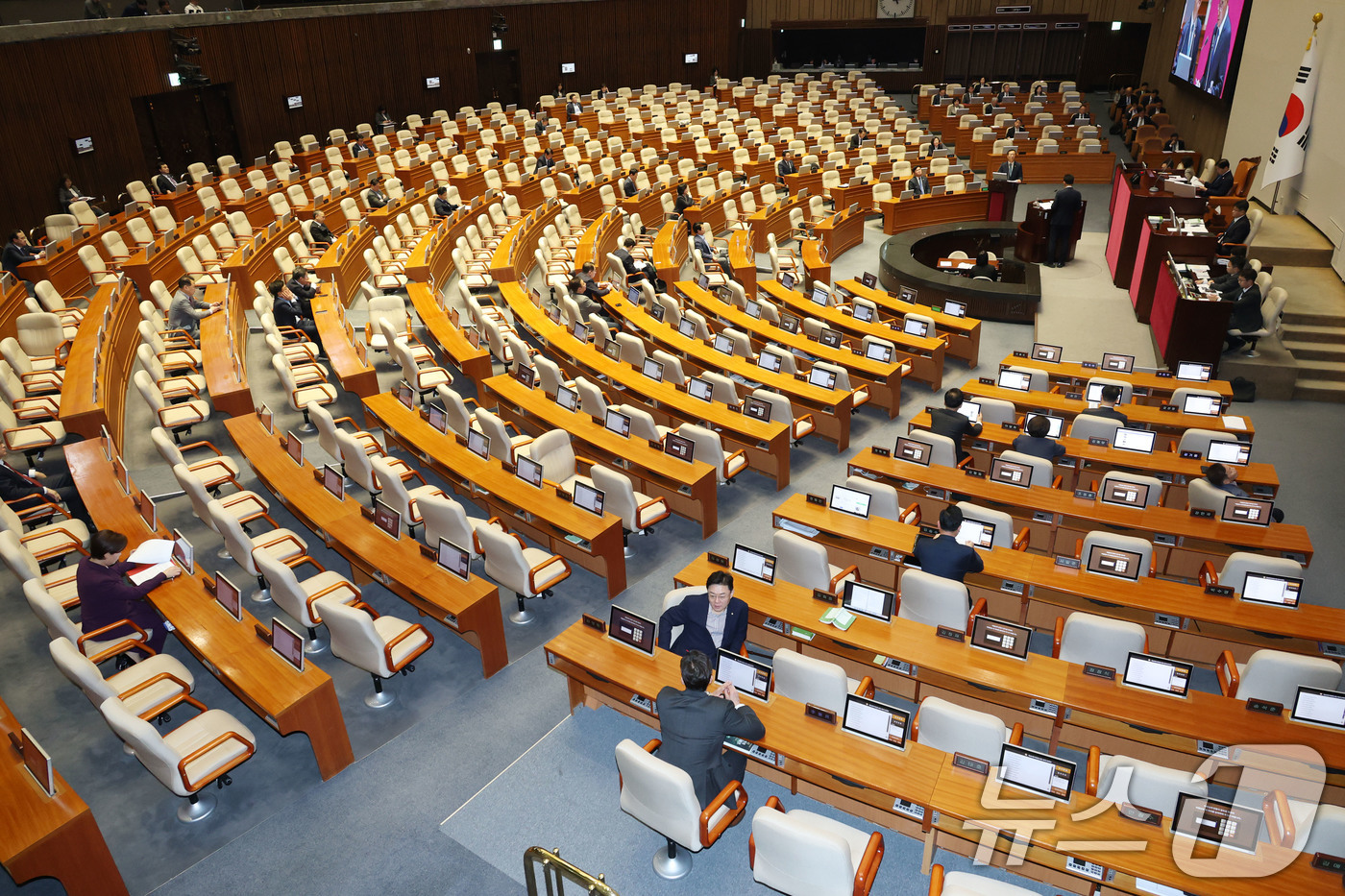 (서울=뉴스1) 이광호 기자 = 16일 오후 서울 여의도 국회에서 열린 본회의 교육·사회·문화에 관한 대정부질문에서 많은 의원석이 비어 있다. 2025.4.16/뉴스1
