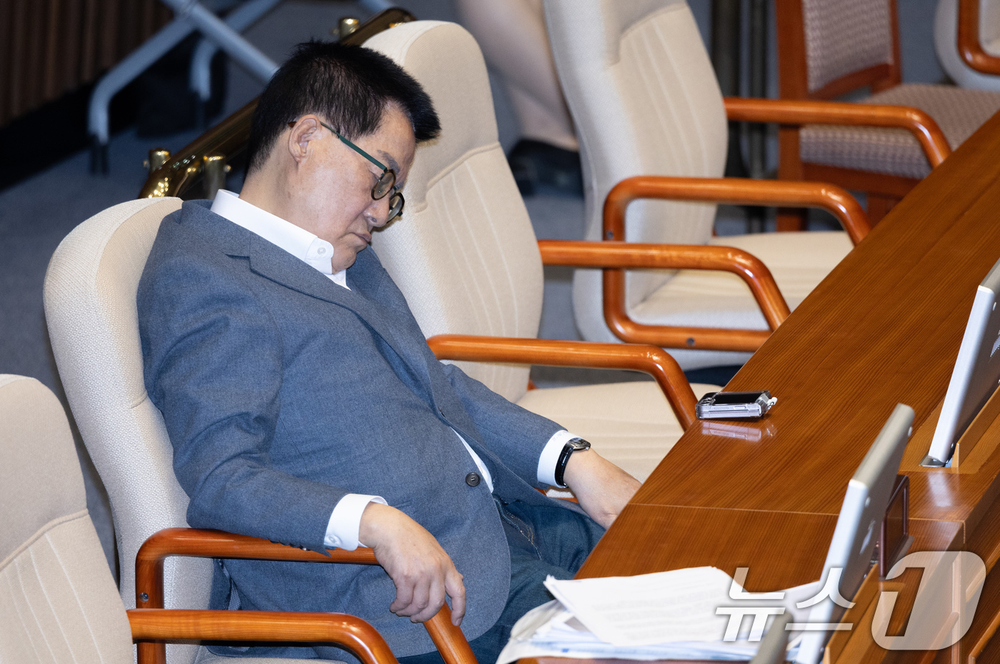(서울=뉴스1) 이재명 기자 = 박지원 더불어민주당 의원이 16일 오후 서울 여의도 국회에서 열린 제424회 국회(임시회) 제 4차 본회의에서 잠시 잠들어 있다. 2025.4.16 …